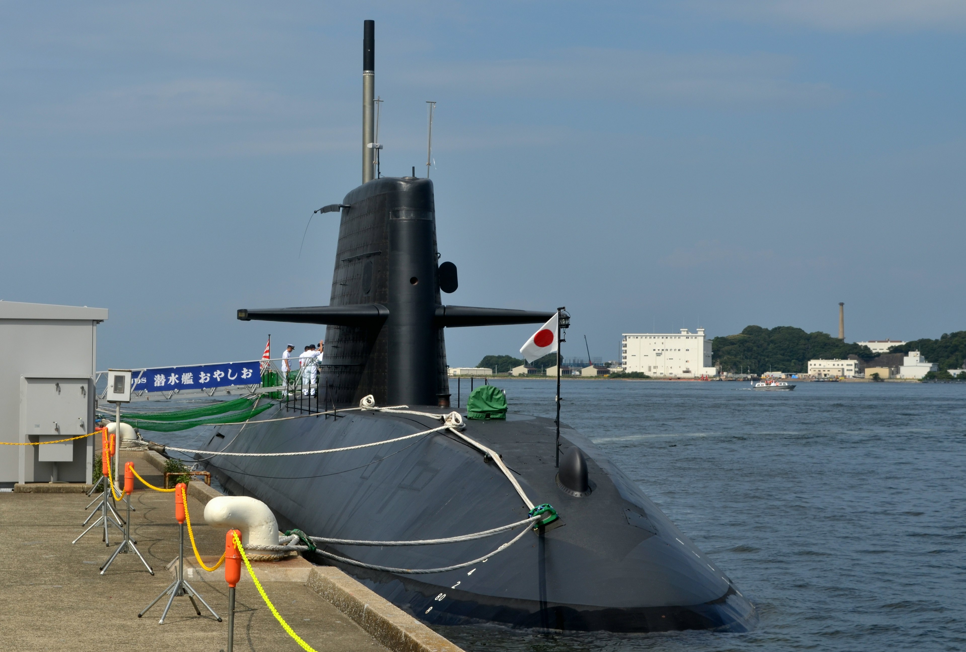 Japanisches U-Boot im Hafen festgemacht