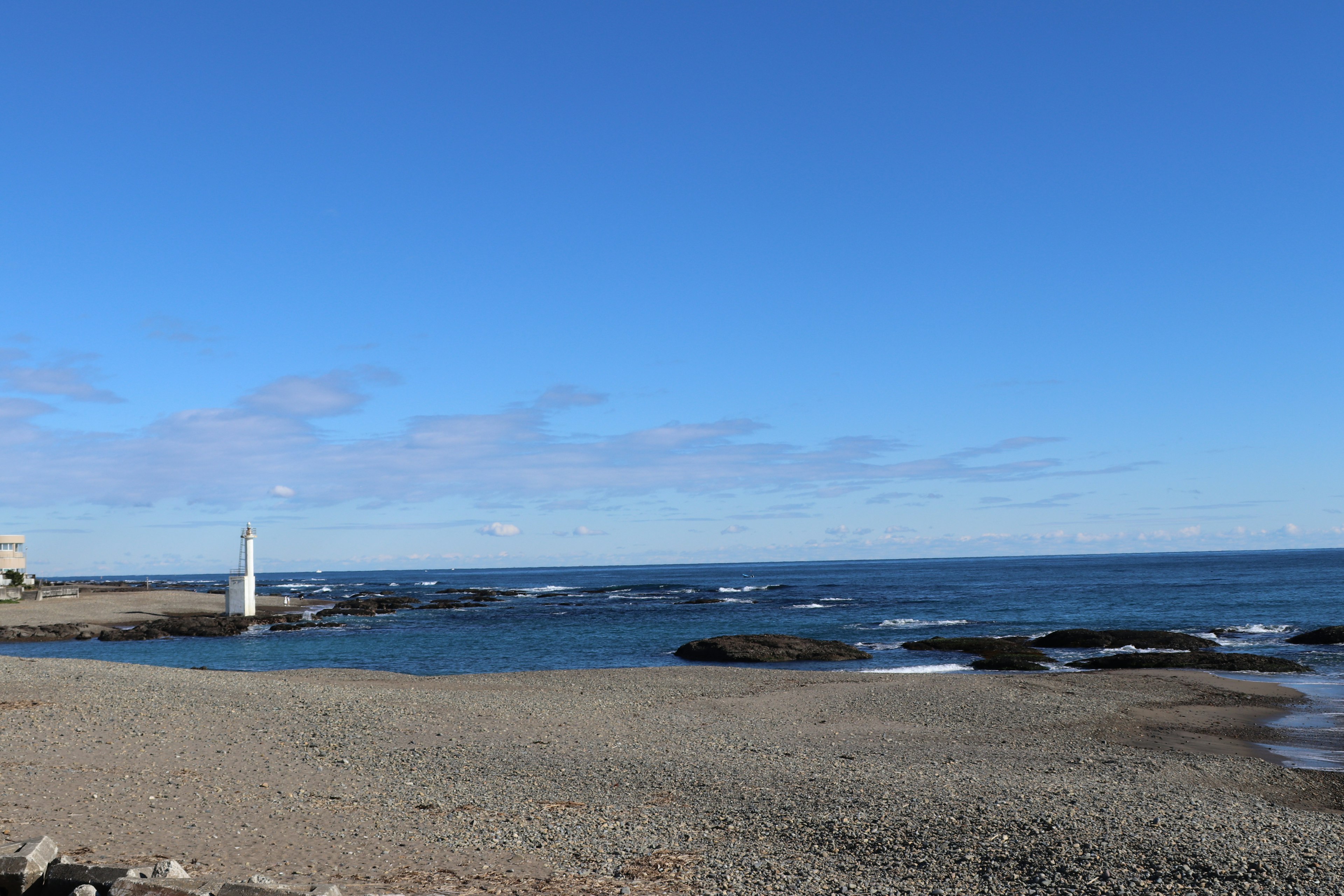 Eine Strandlandschaft mit klarem blauen Himmel und ruhigem Ozean