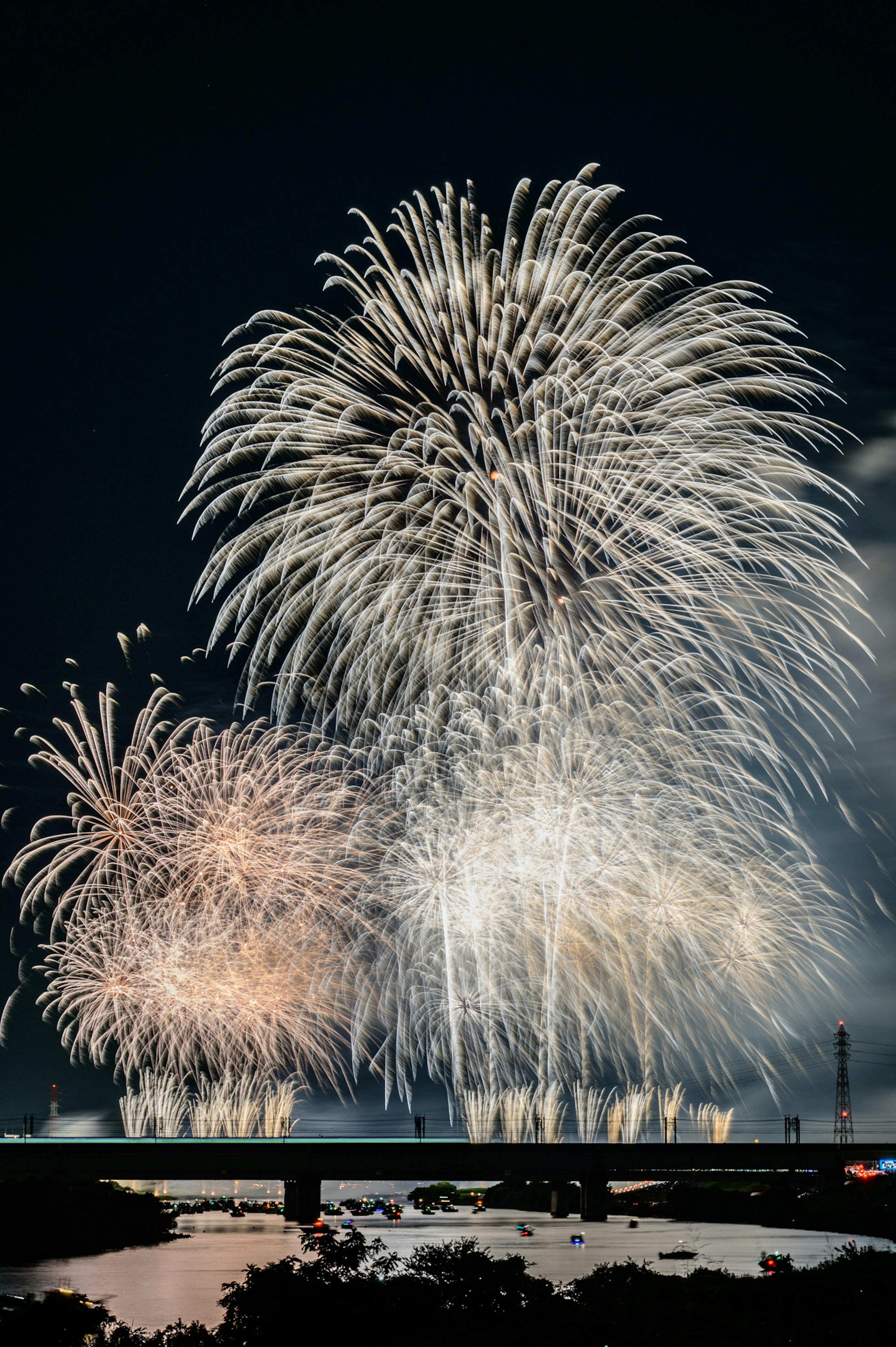 Eine beeindruckende Feuerwerkshow, die den Nachthimmel mit leuchtenden weißen Explosionen erhellt