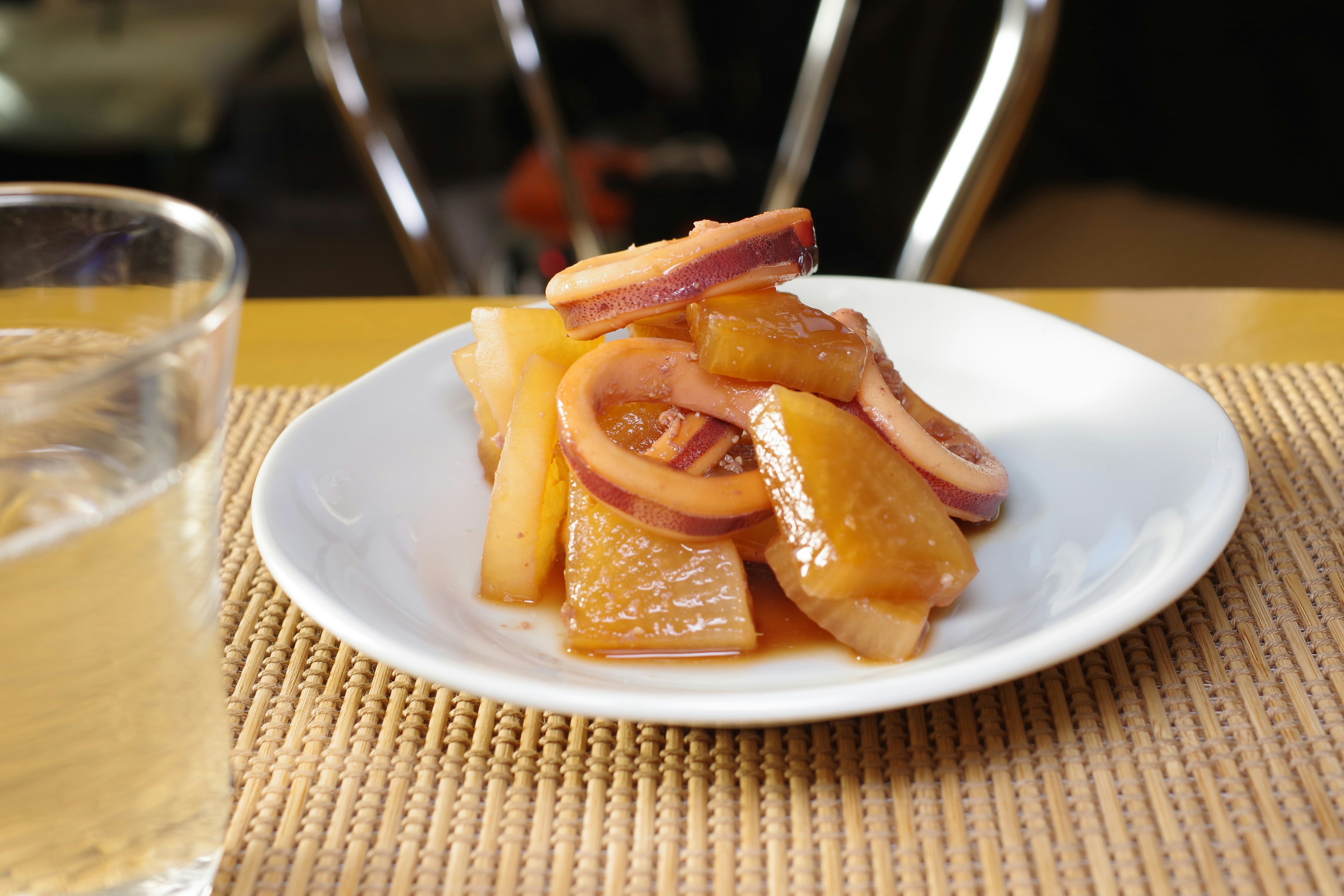 Un plato de calamares y rábano daikon guisados