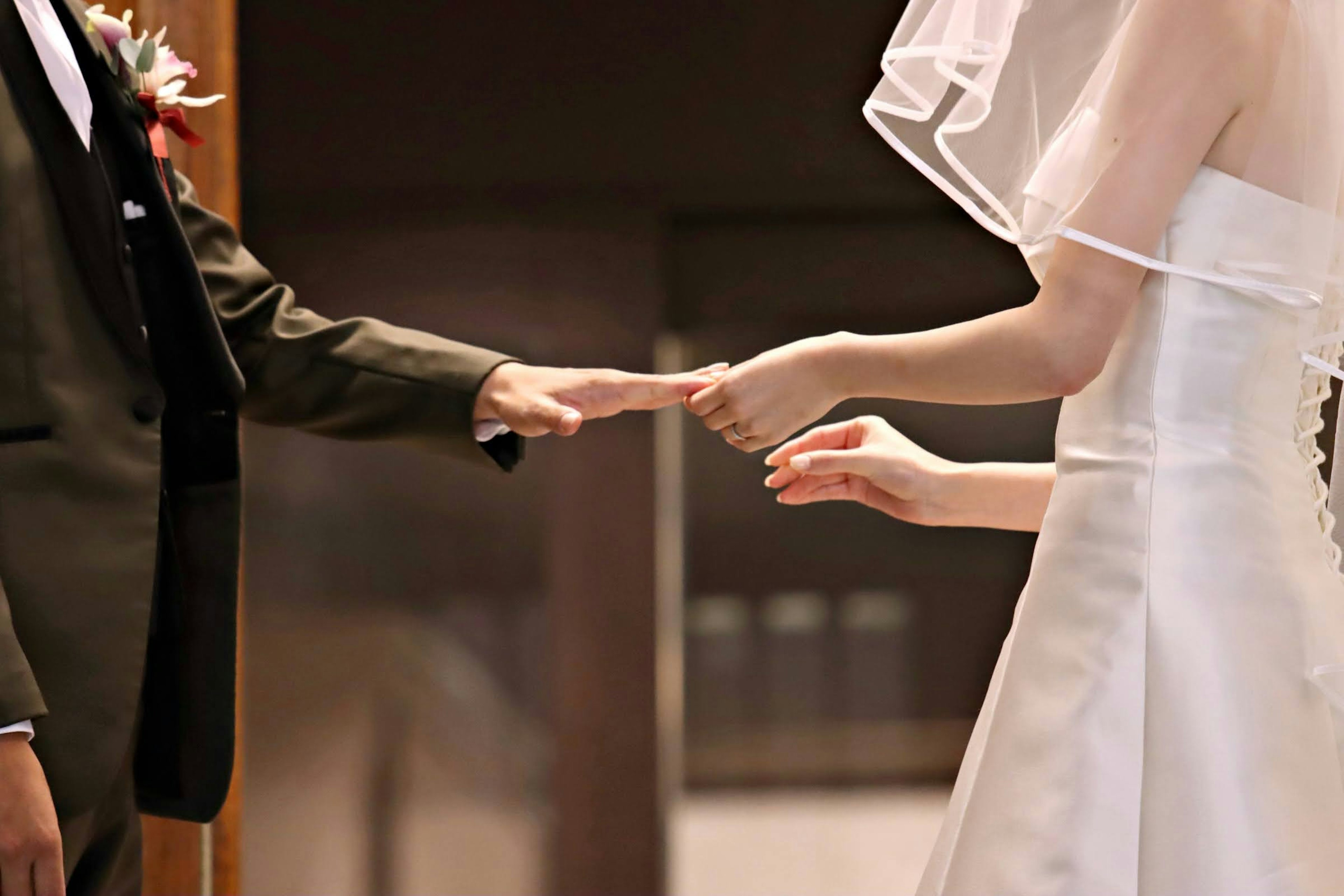 Novia y novio tomados de la mano durante una ceremonia de boda