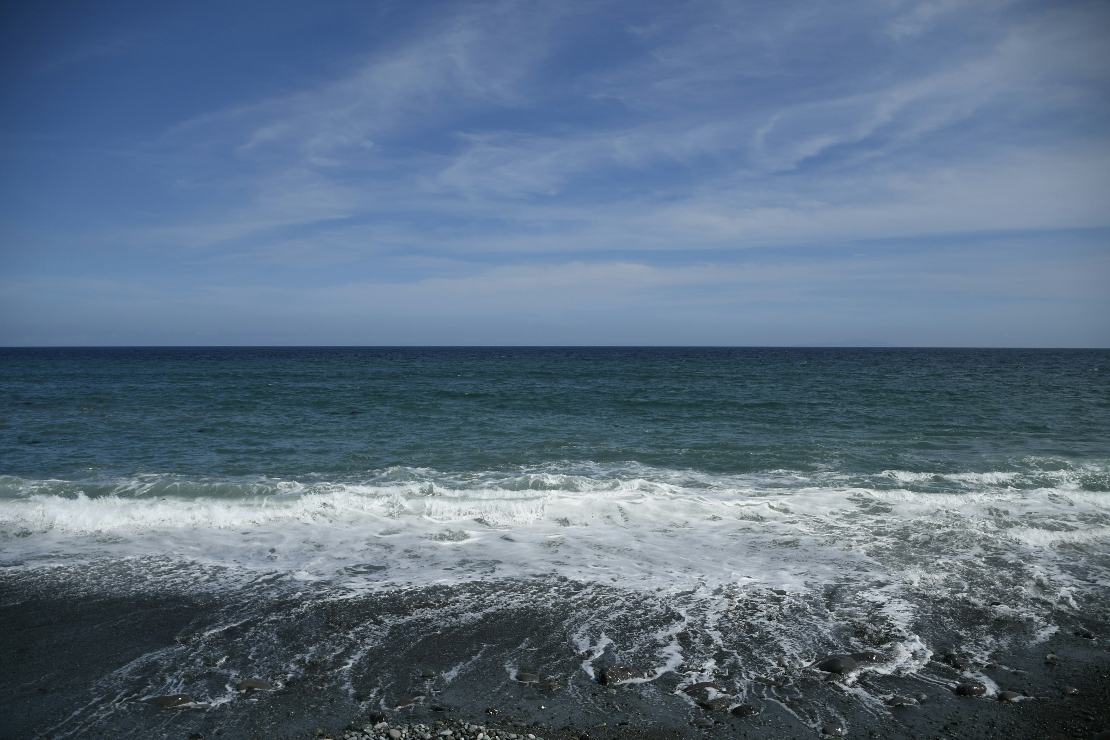 青い海と白い波が広がる風景