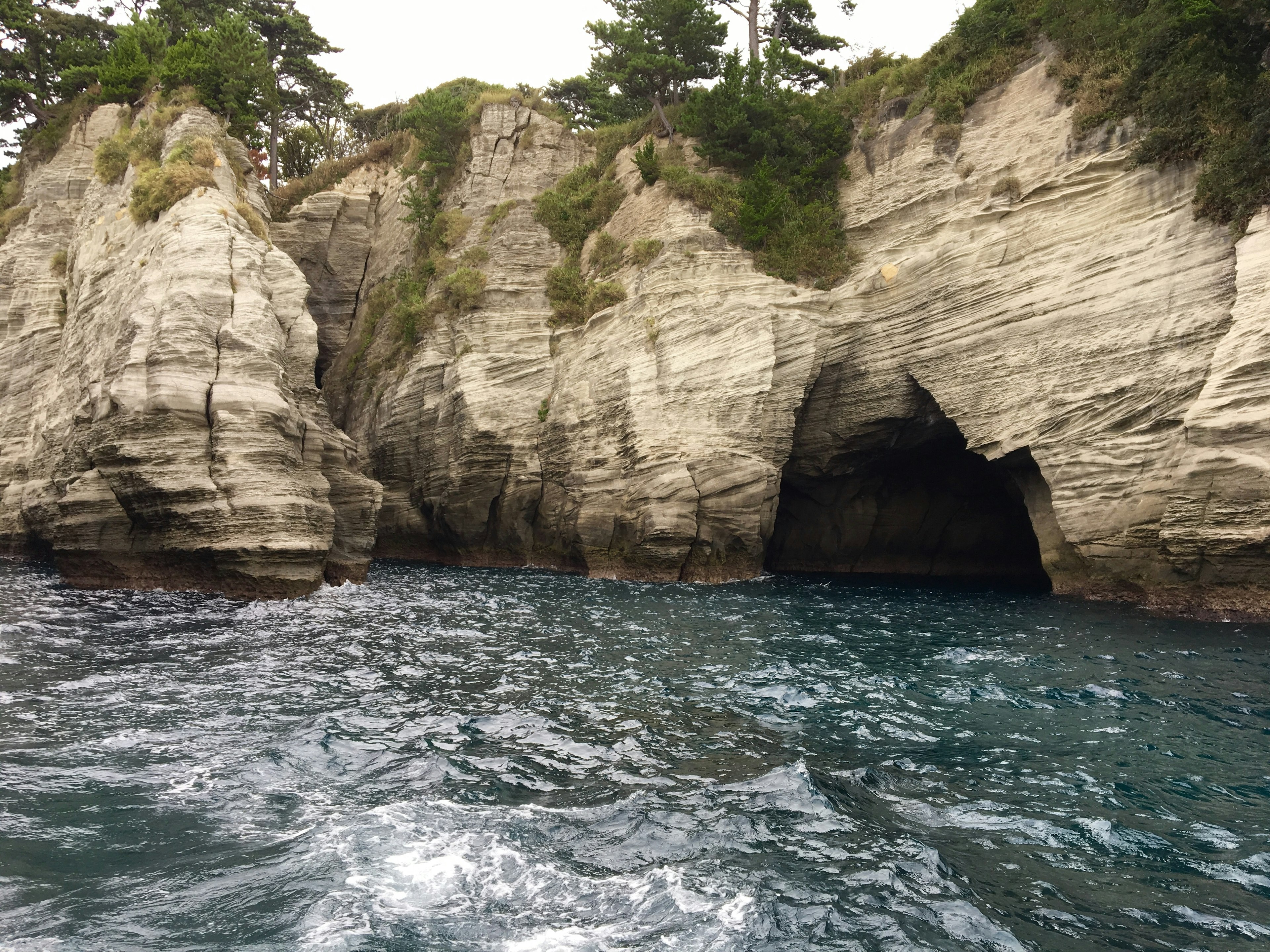 Vista panoramica dell'oceano blu e di una grotta rocciosa