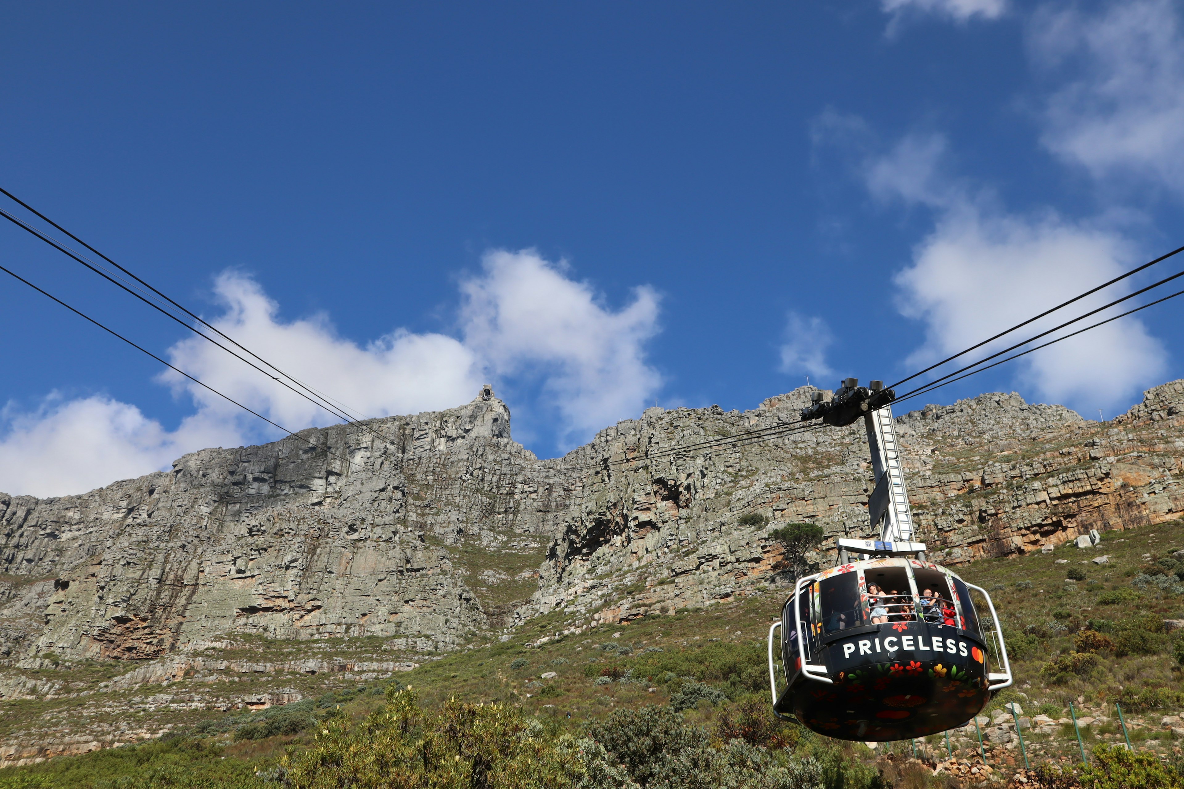 Seilbahn über den Tafelberg unter einem blauen Himmel