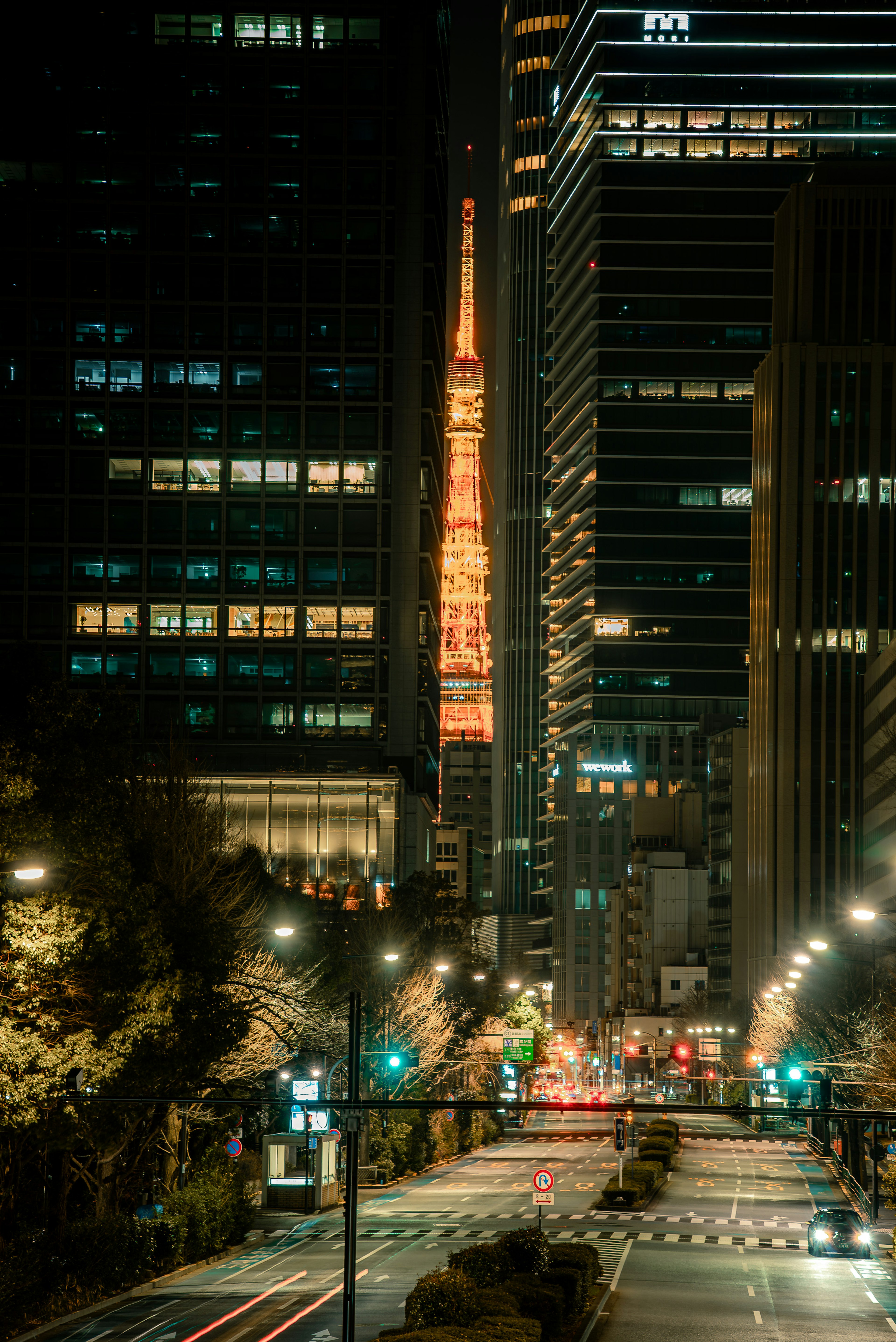 东京塔在城市天际线中夜间照亮