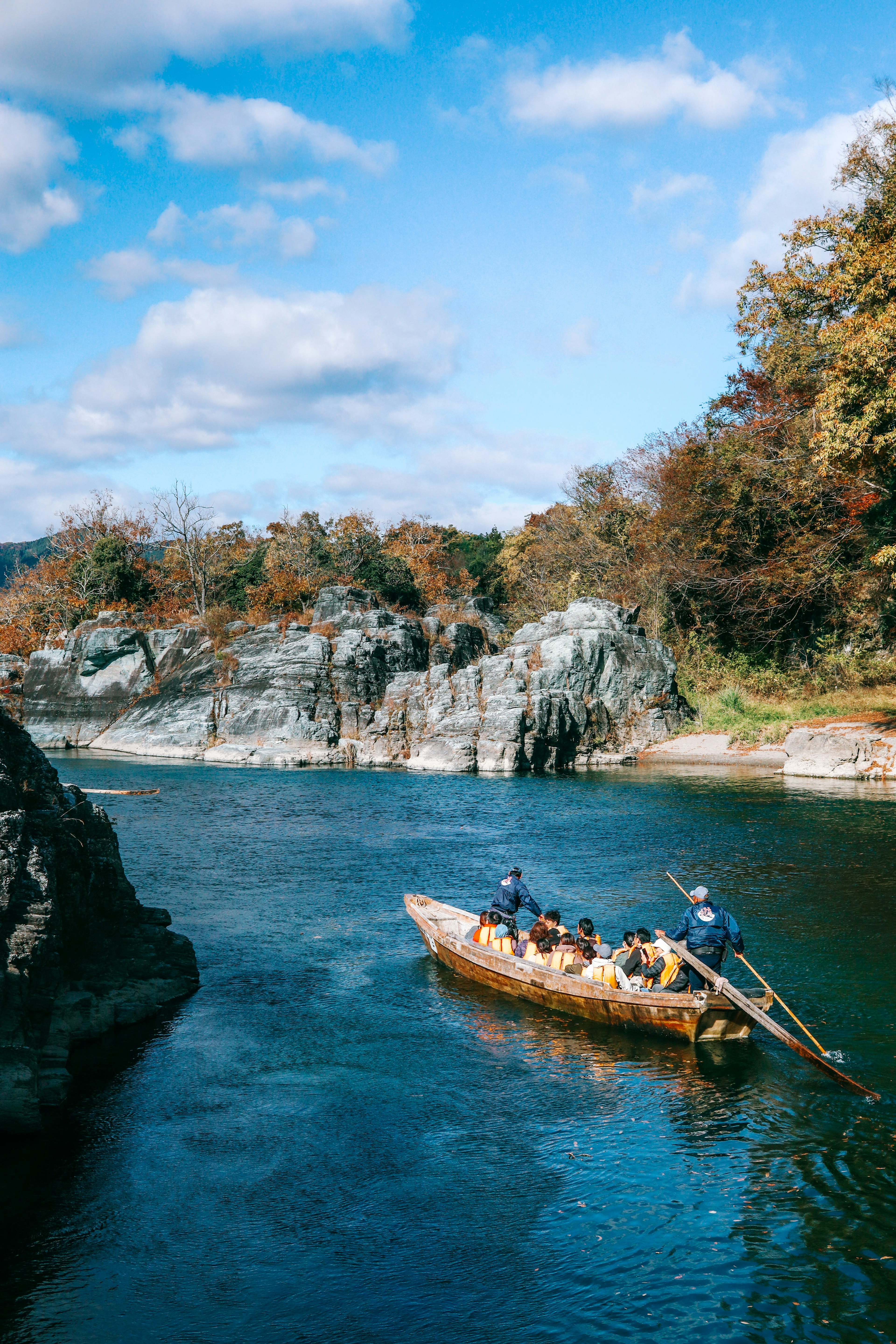 川を漕ぐ小舟と岩の風景