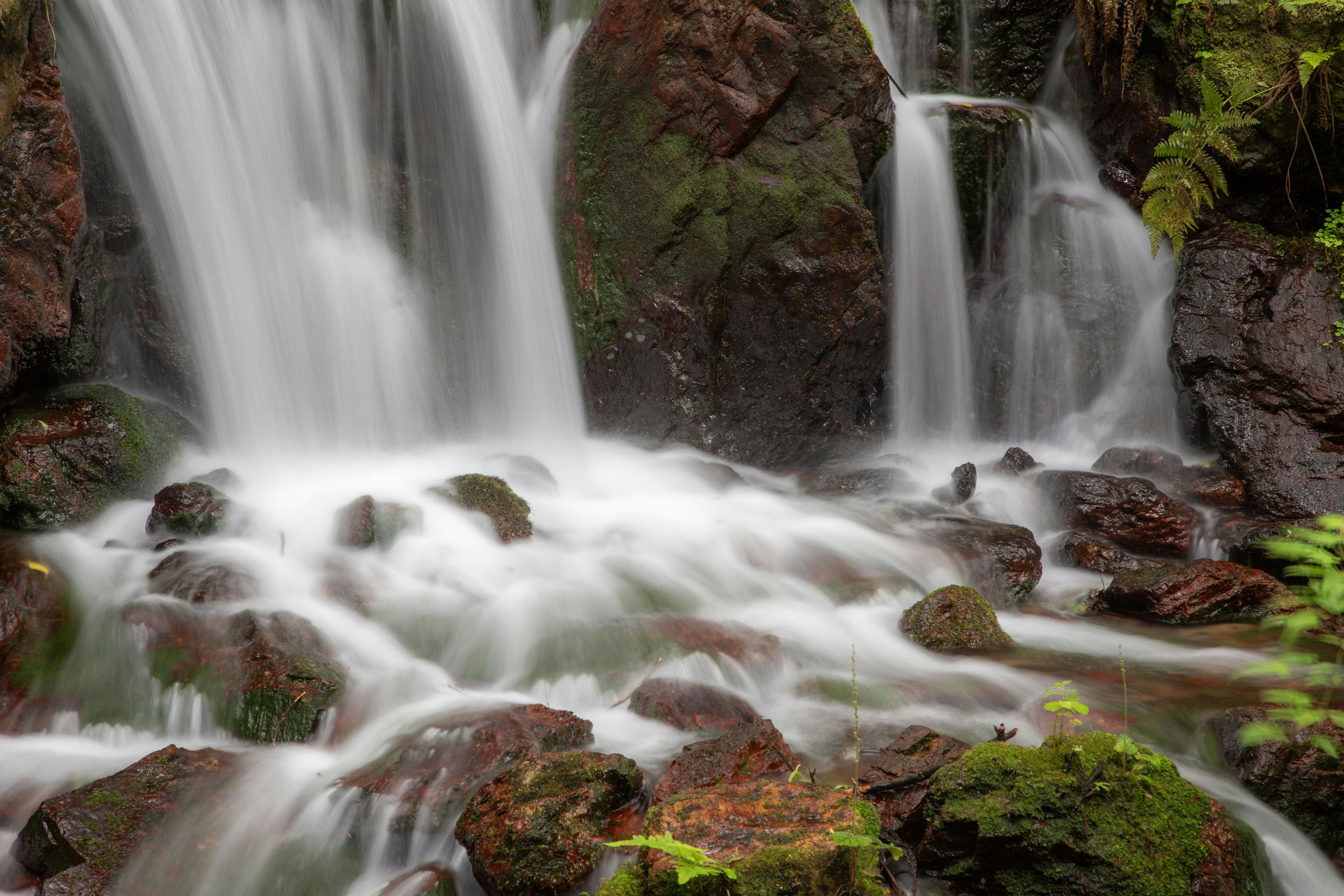 Scène magnifique d'une cascade sur des rochers