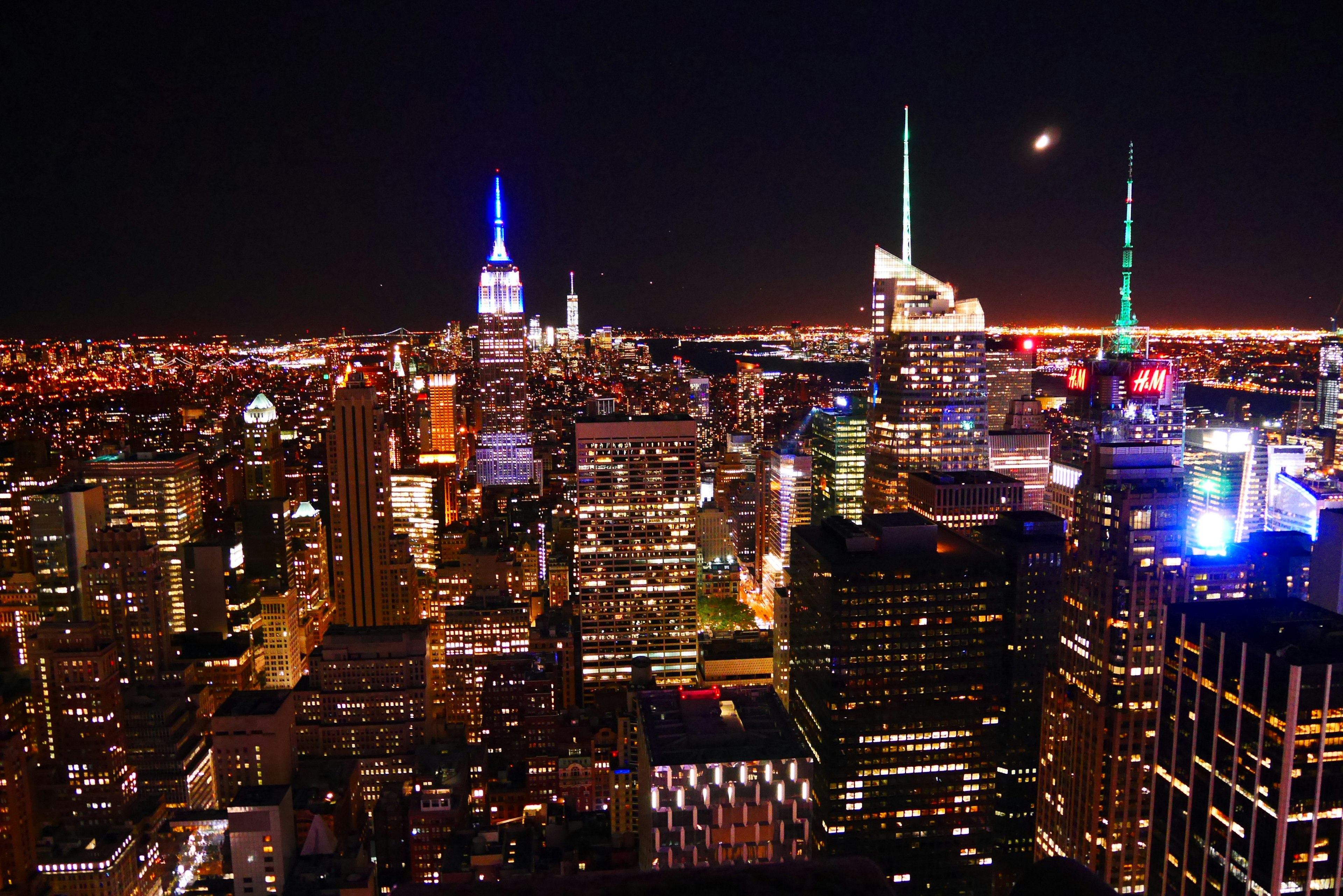 Stupenda vista notturna di New York con l'Empire State Building illuminato di blu