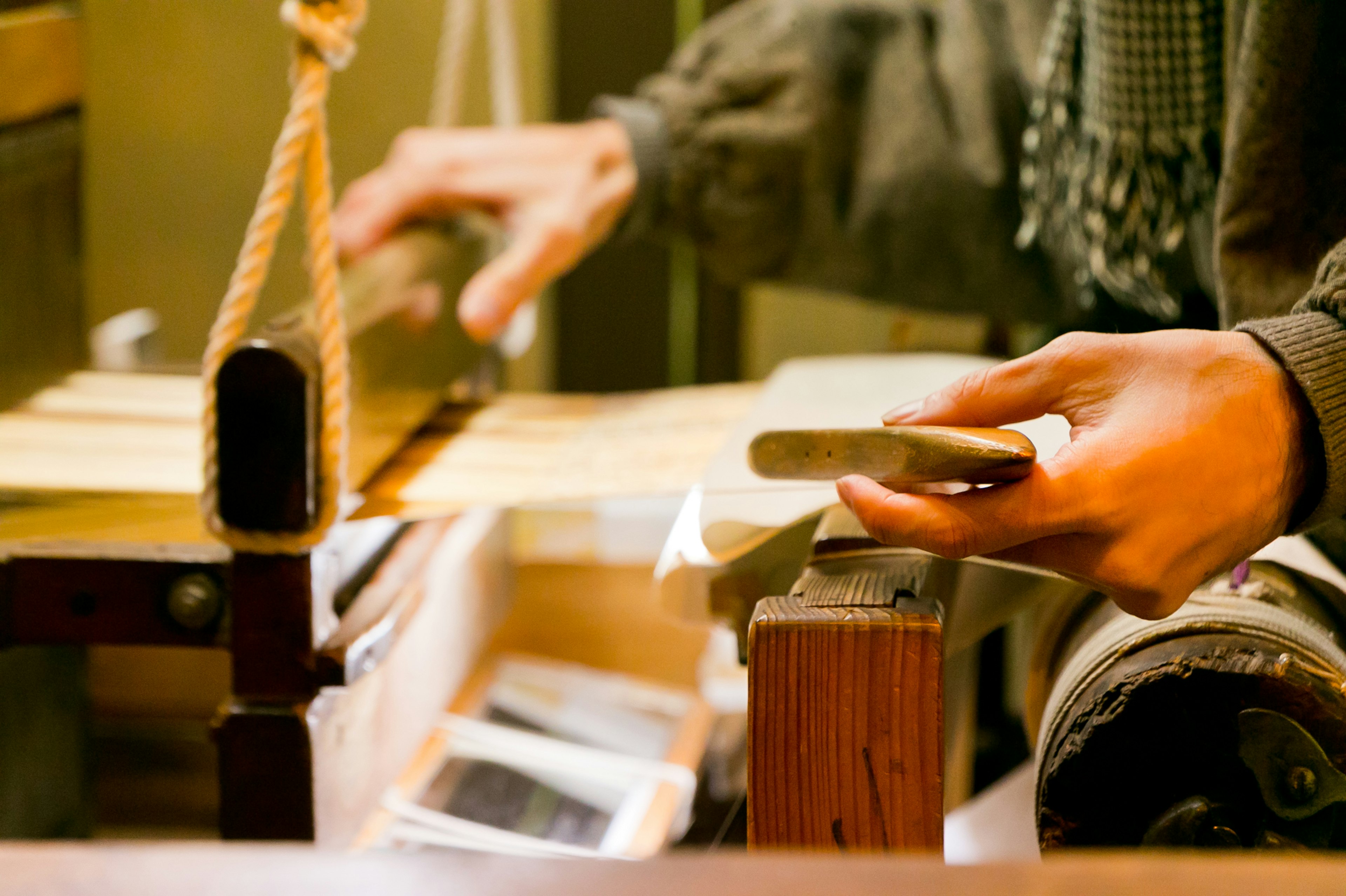 Handwerker, der alte Schriftrollen sorgfältig behandelt