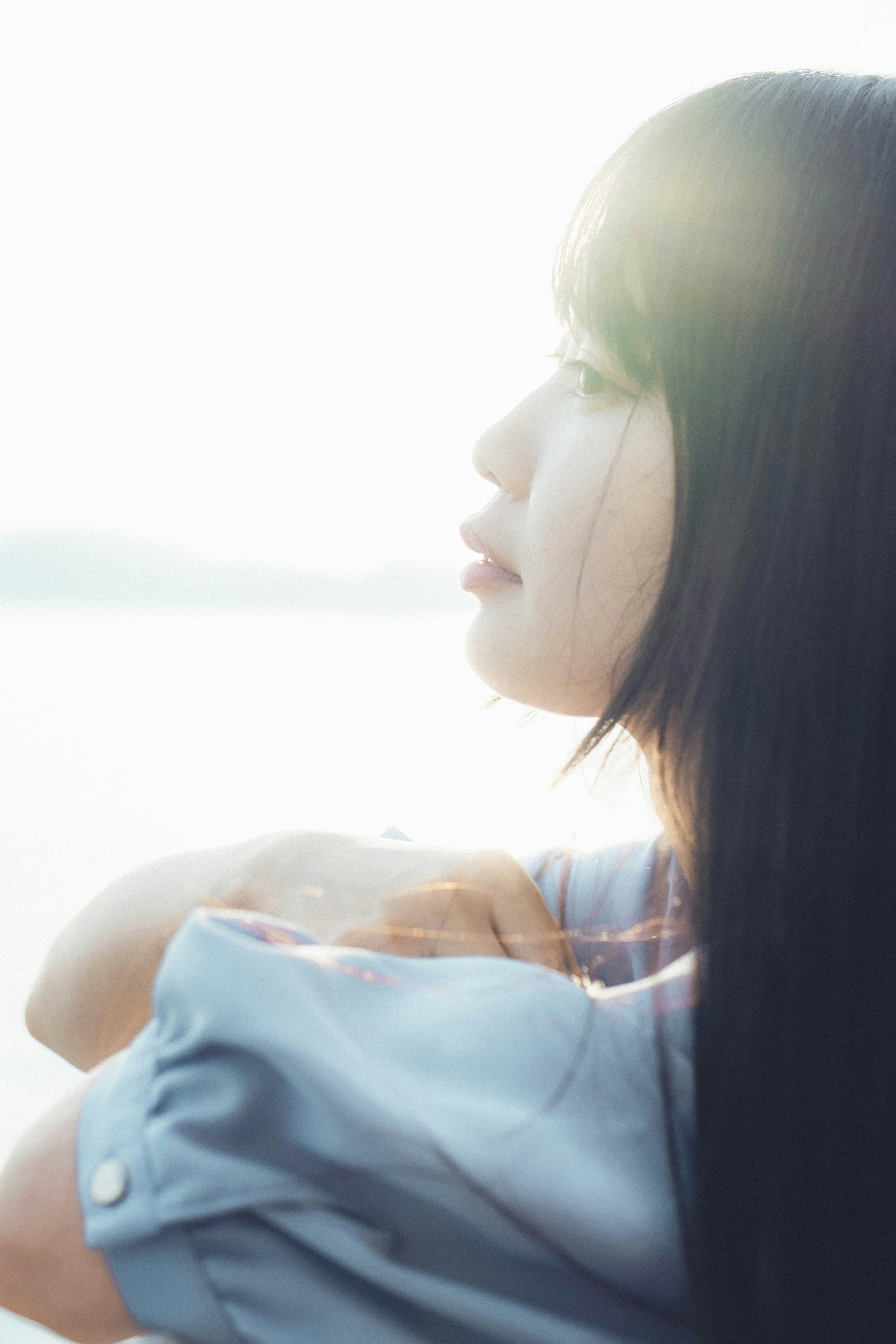 Portrait de profil d'une femme dans une douce lumière du matin