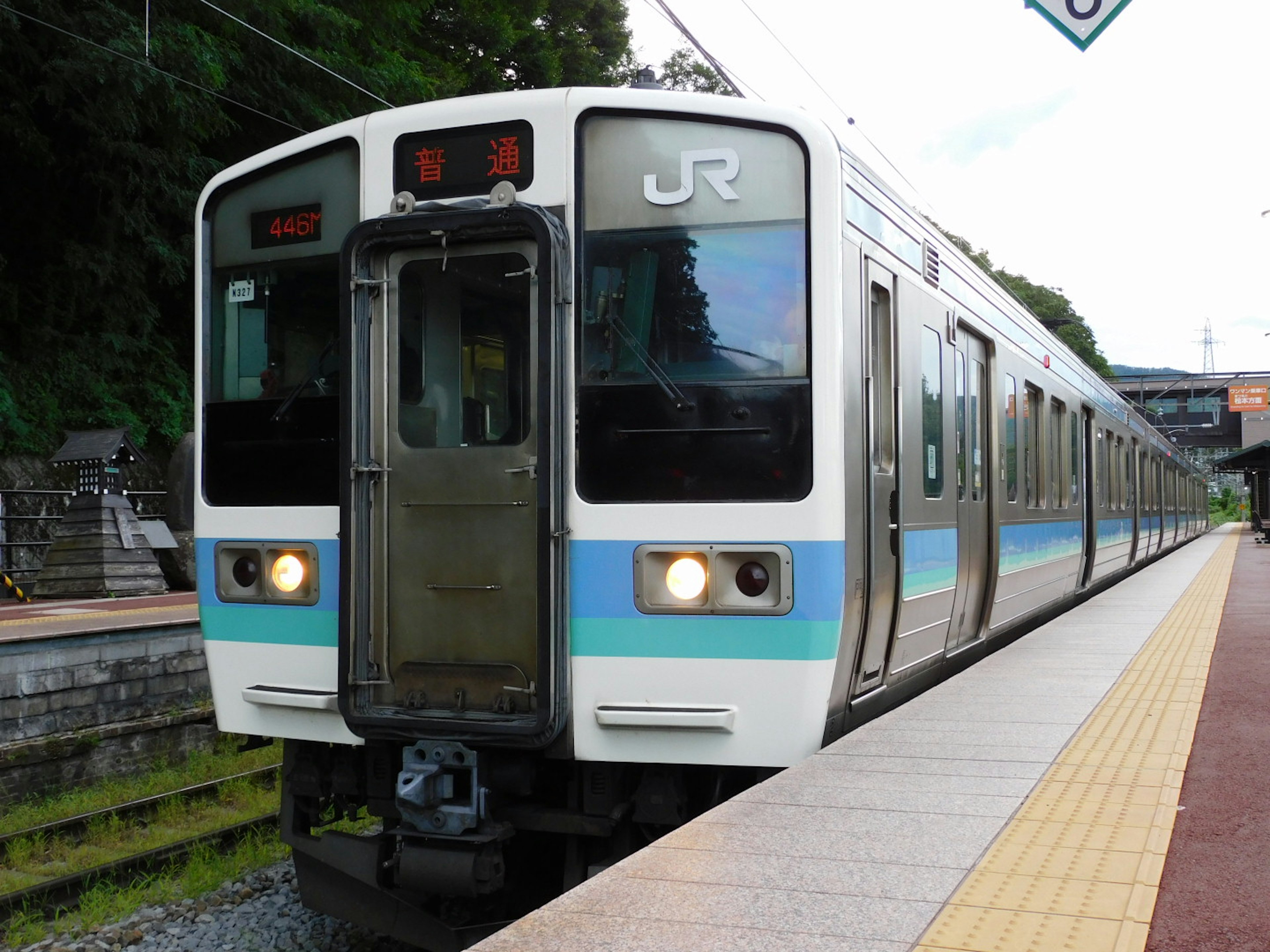 Sebuah kereta JR berhenti di stasiun