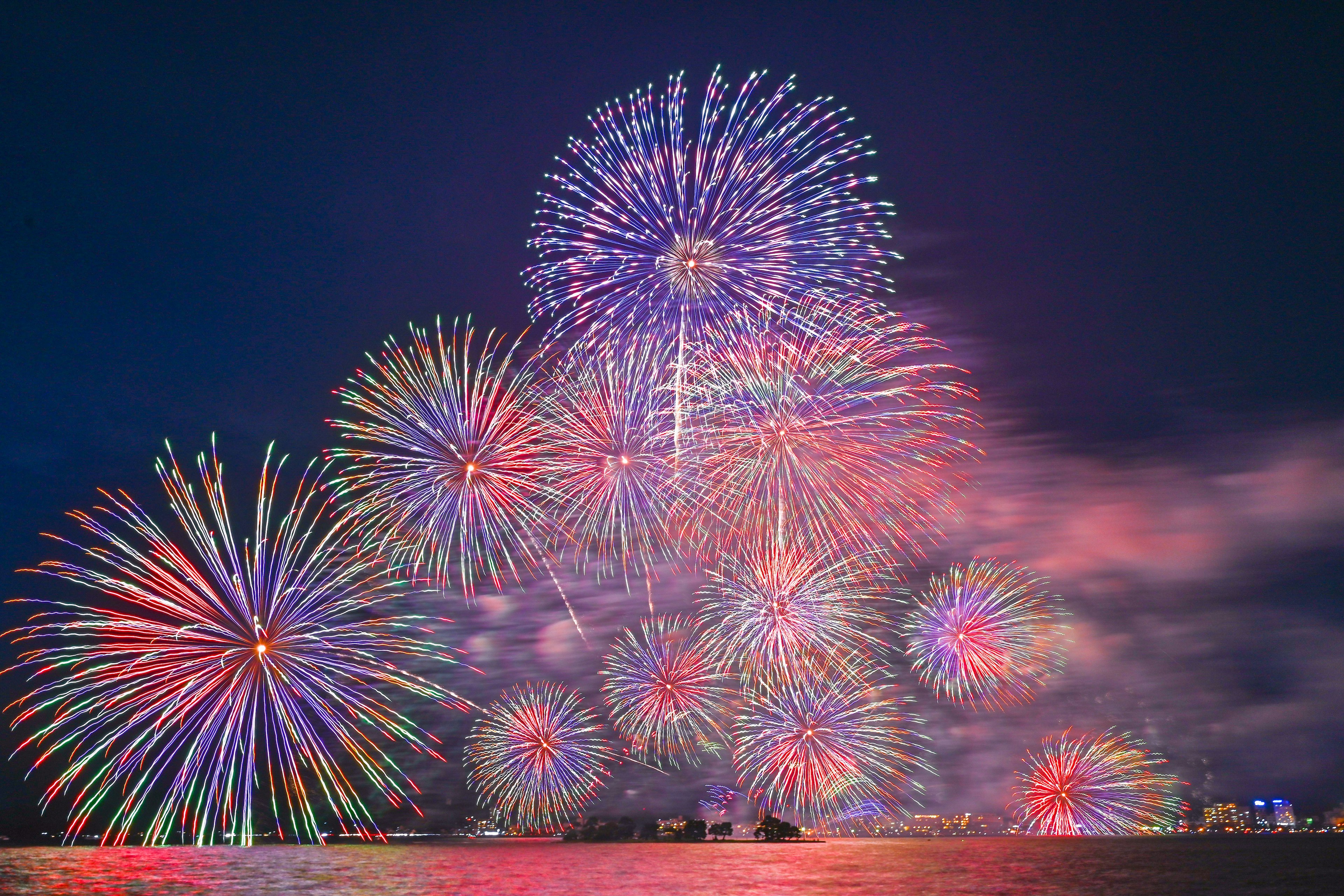 Fuochi d'artificio colorati esplodono nel cielo notturno