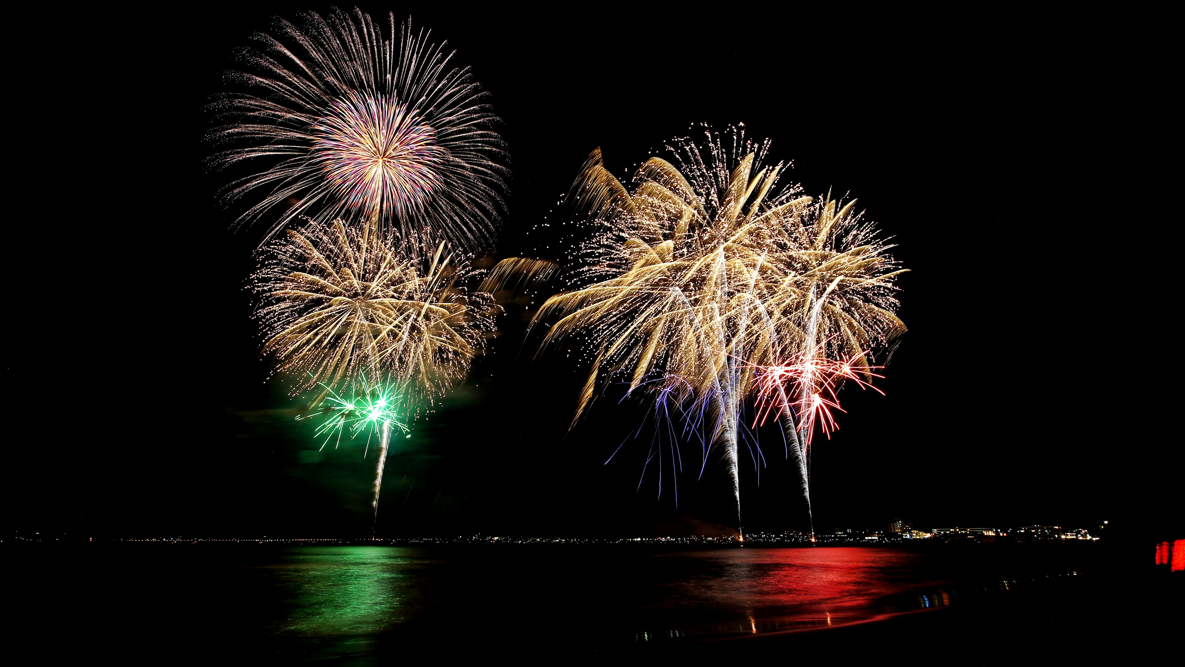 Un hermoso espectáculo de fuegos artificiales iluminando el cielo nocturno con colores vibrantes