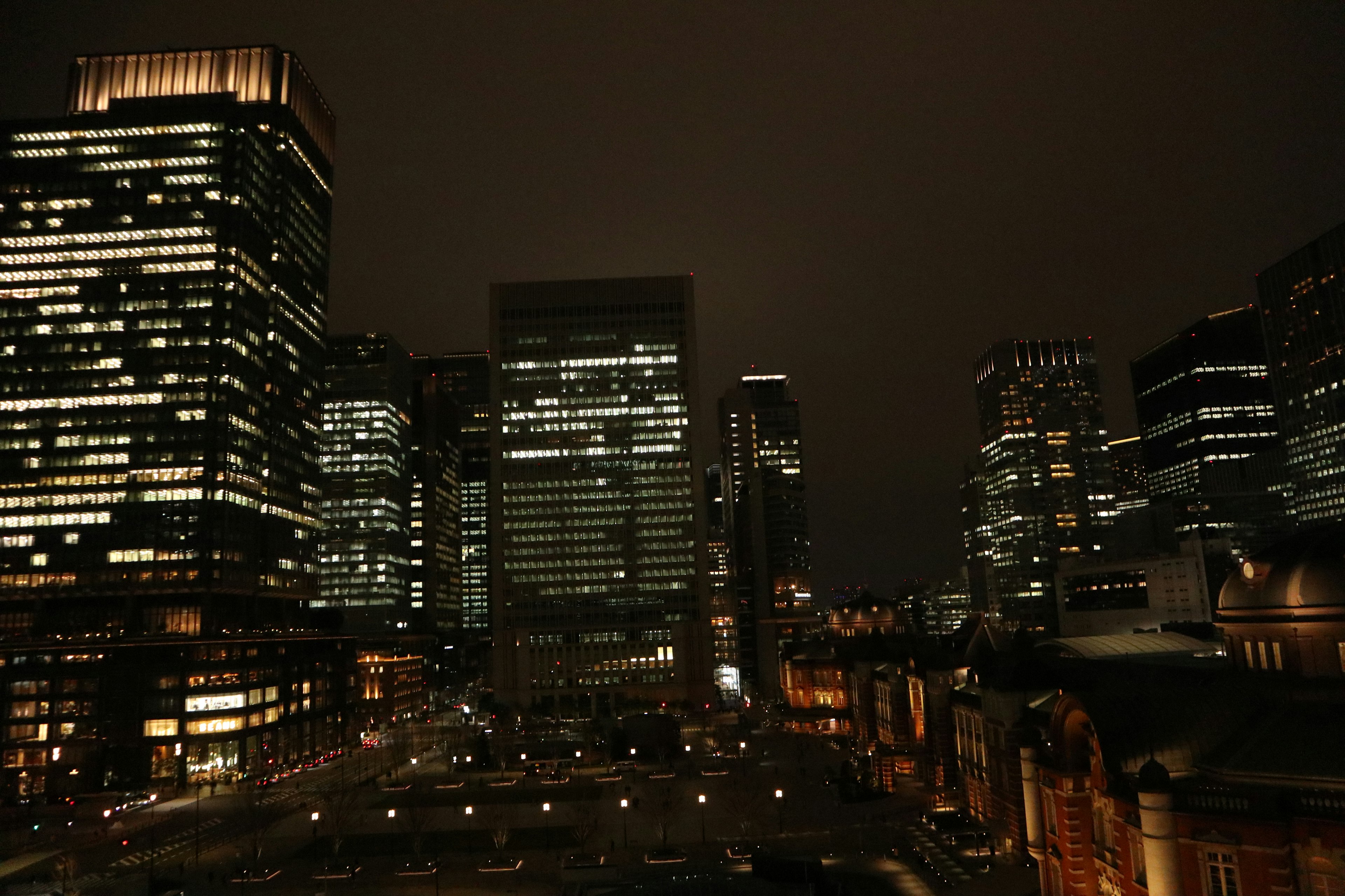 Vista nocturna de rascacielos con ventanas iluminadas en una ciudad