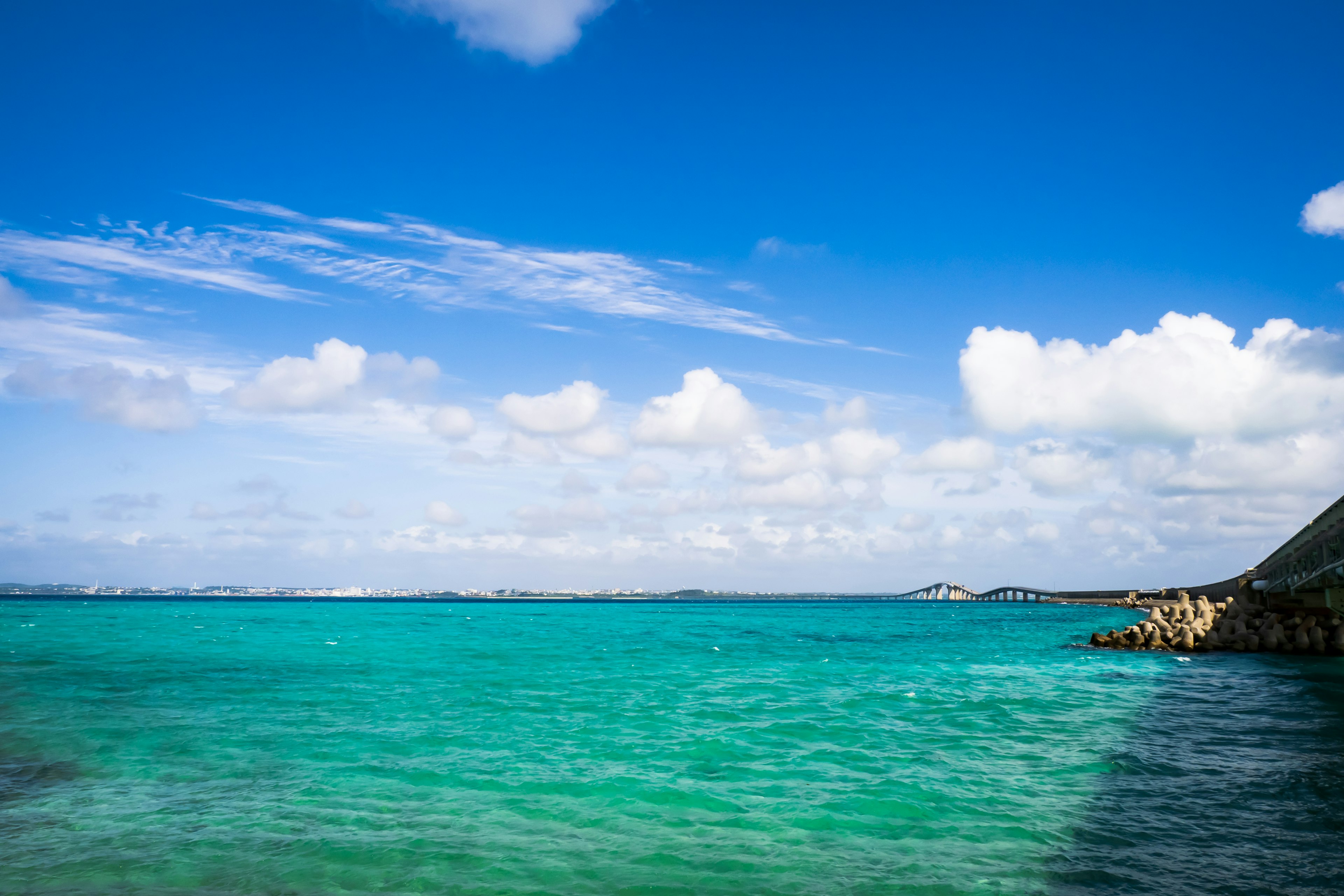 Bellissimo paesaggio di mare e cielo blu con costa e nuvole bianche