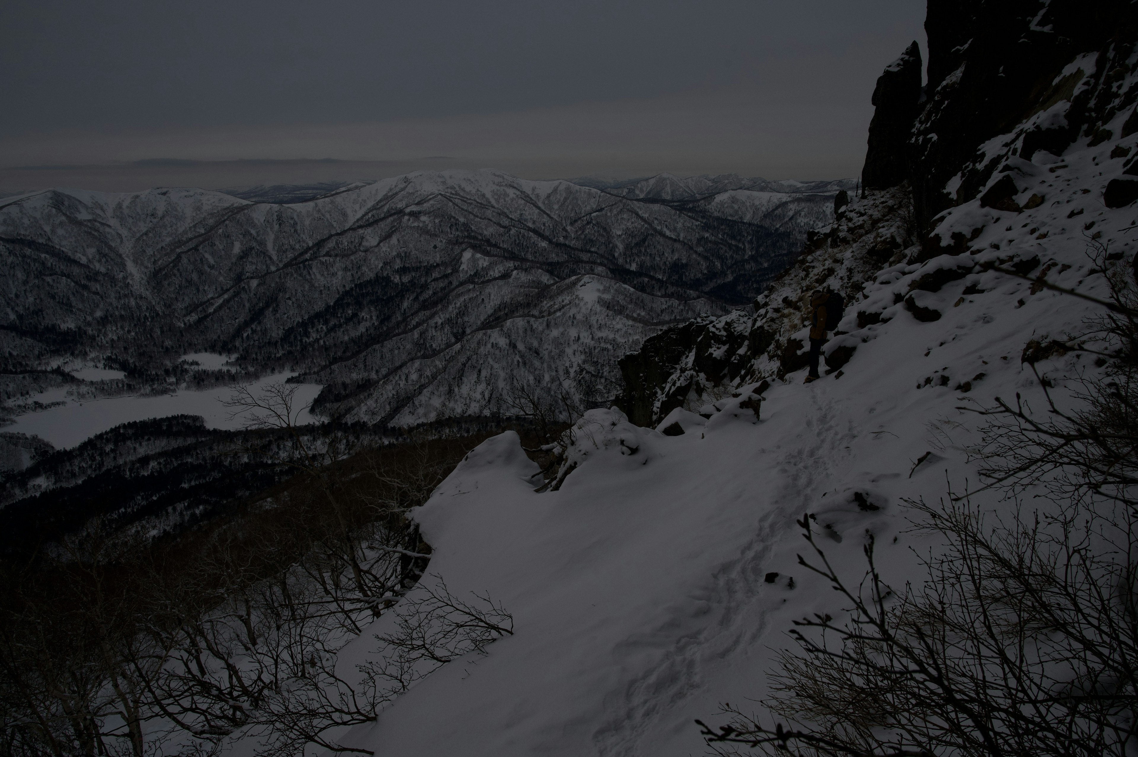 雪に覆われた山岳風景の暗い夕暮れ