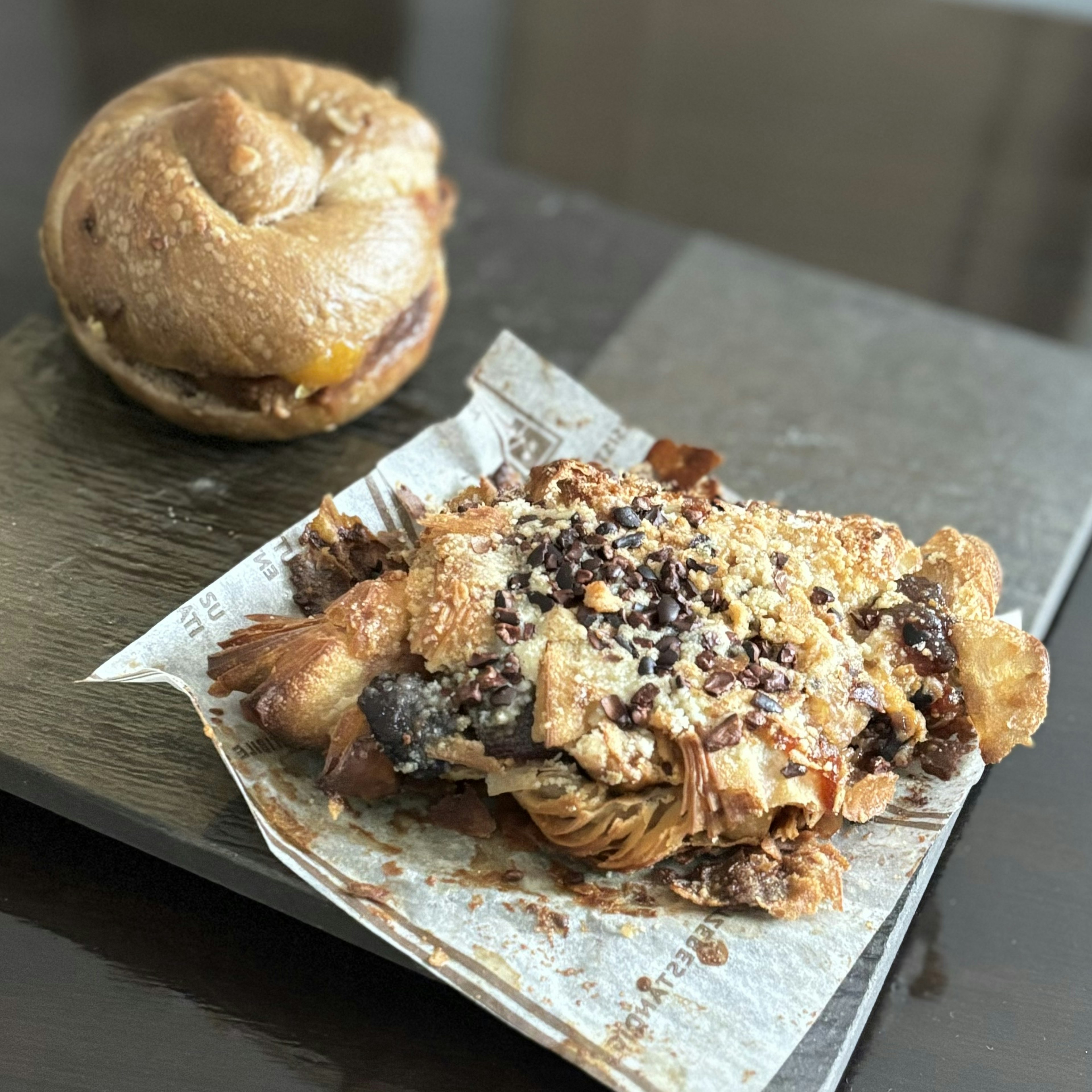 焼き菓子とベーグルが並ぶ美味しそうなプレート