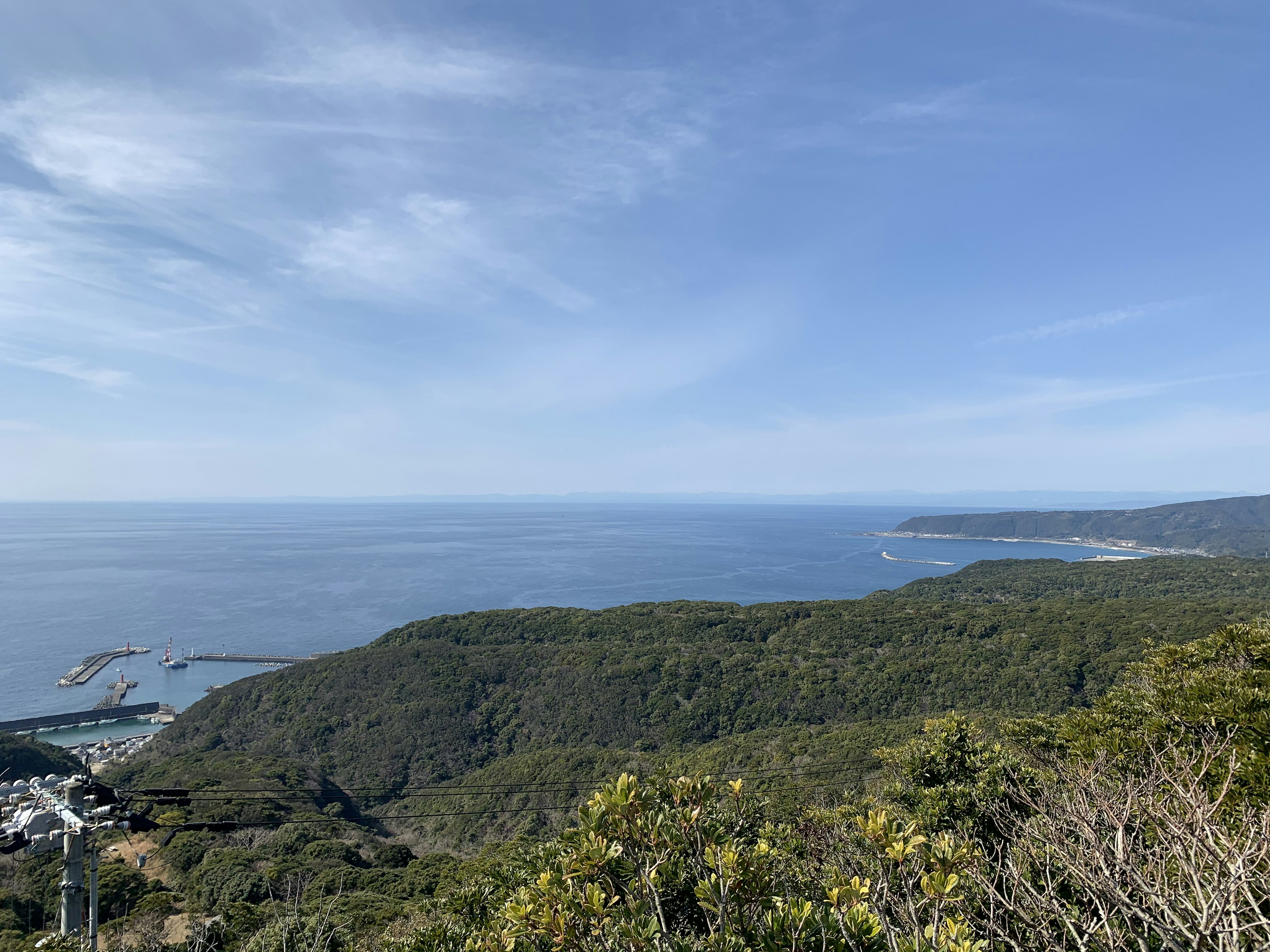 Vue panoramique de la mer bleue et des collines vertes