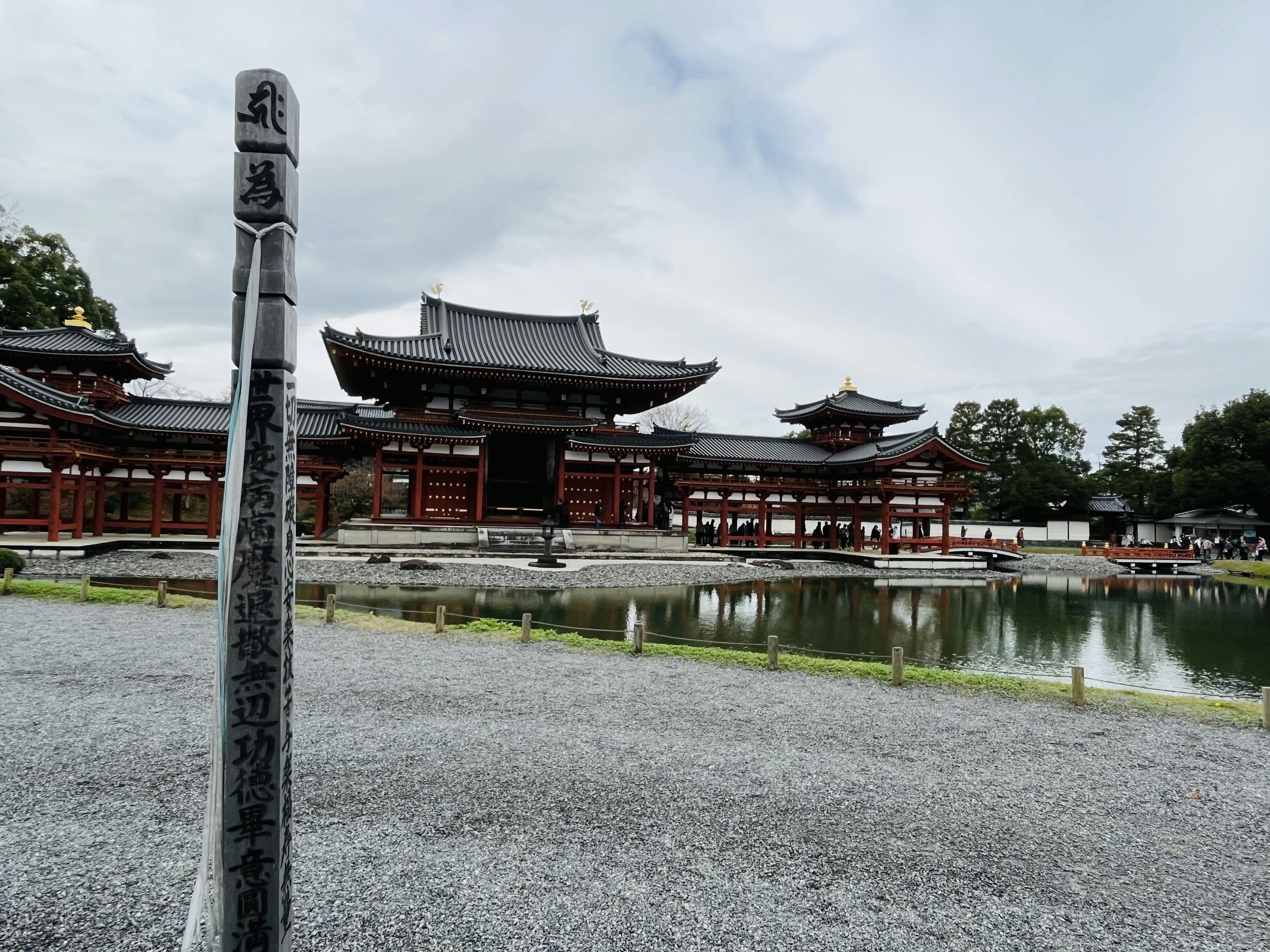 Templo Byodoin con hermosa arquitectura y estanque