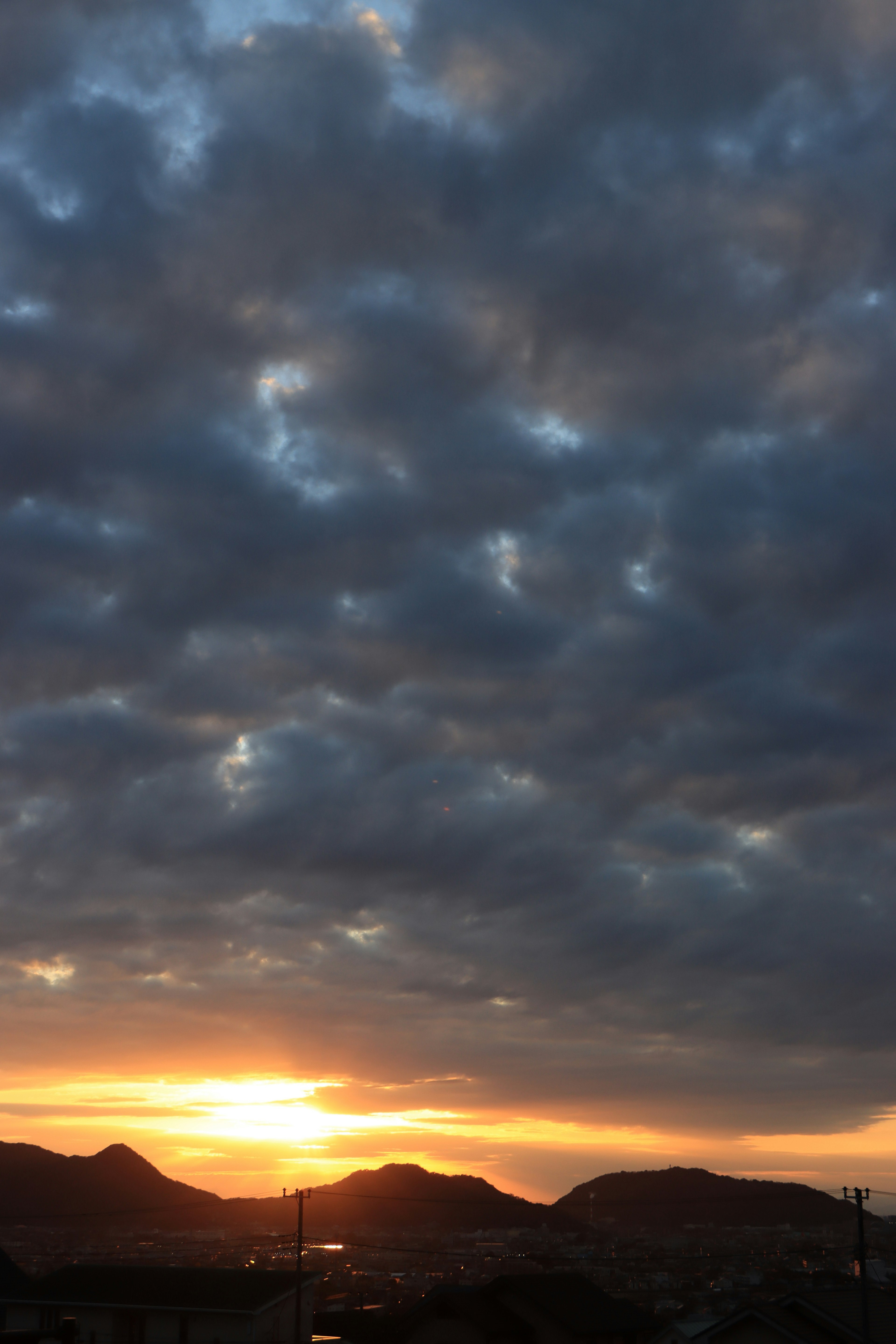 美麗的風景，夕陽落在山間