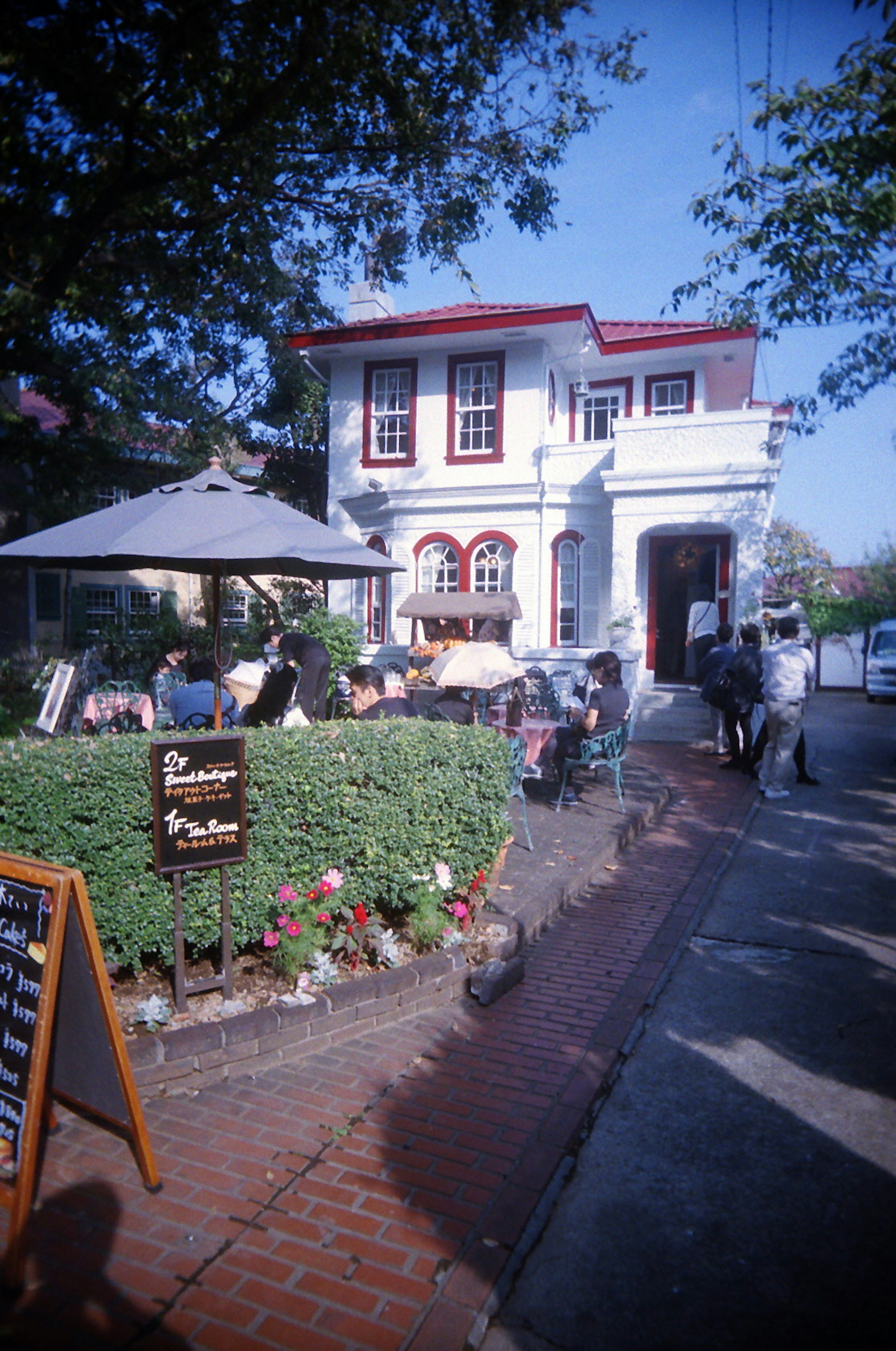 Vista exterior de un café con asientos al aire libre