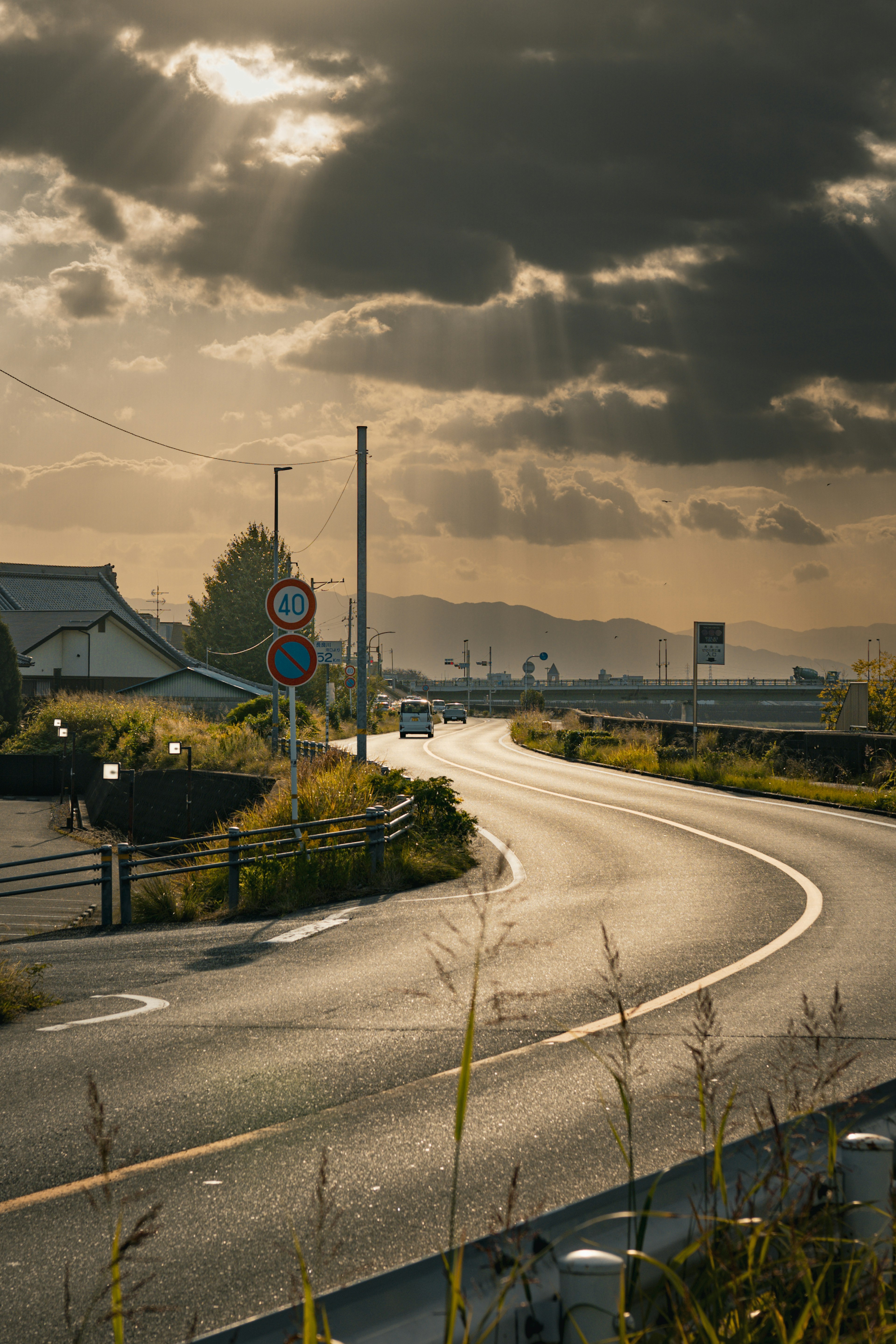 夕暮れ時の曲がりくねった道路と周囲の風景