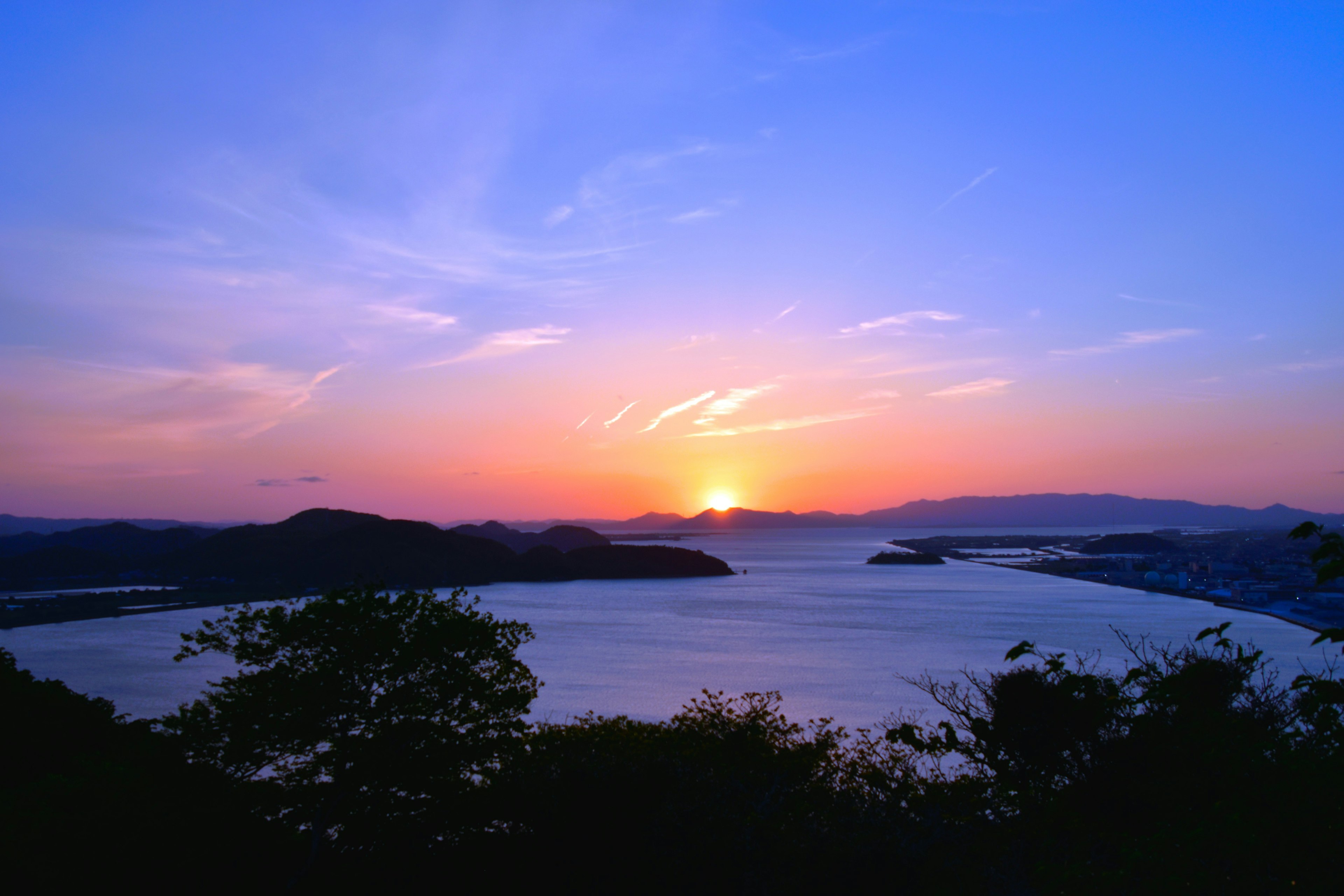 美丽的日落在海上和蓝天