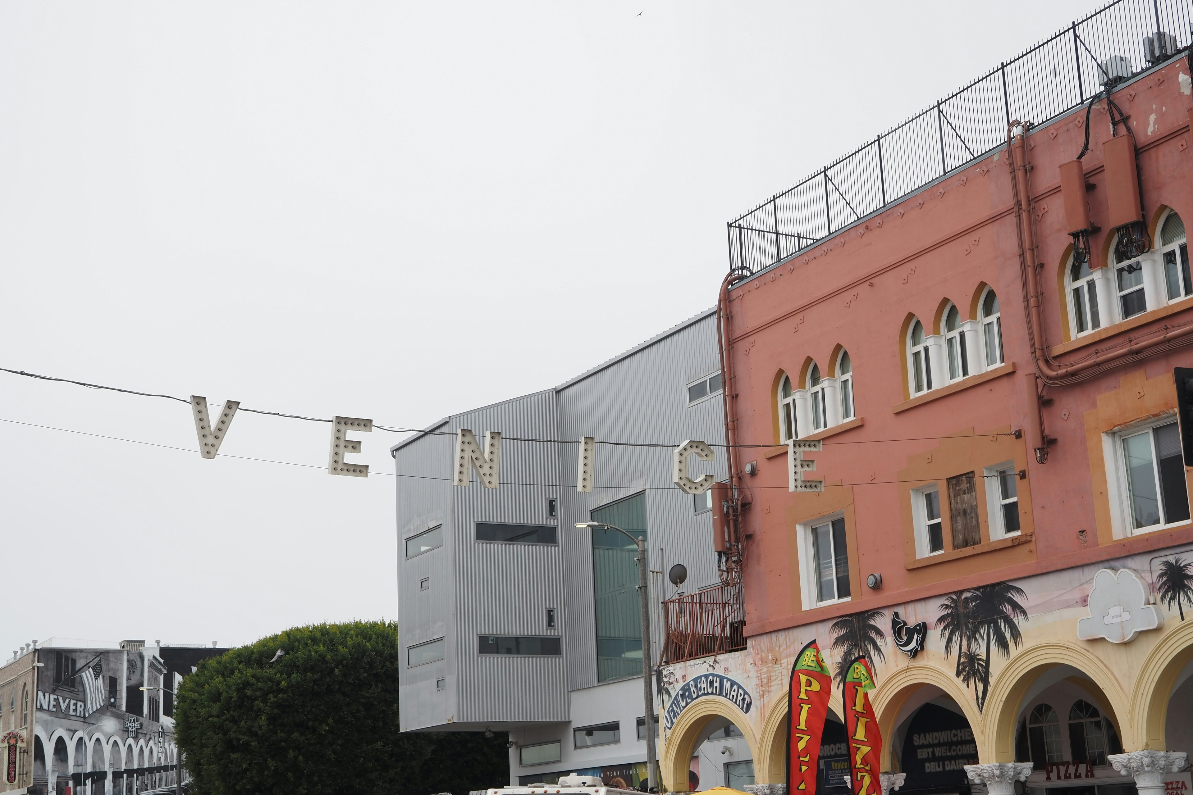 Vue de rue à Venise avec des bâtiments et un panneau