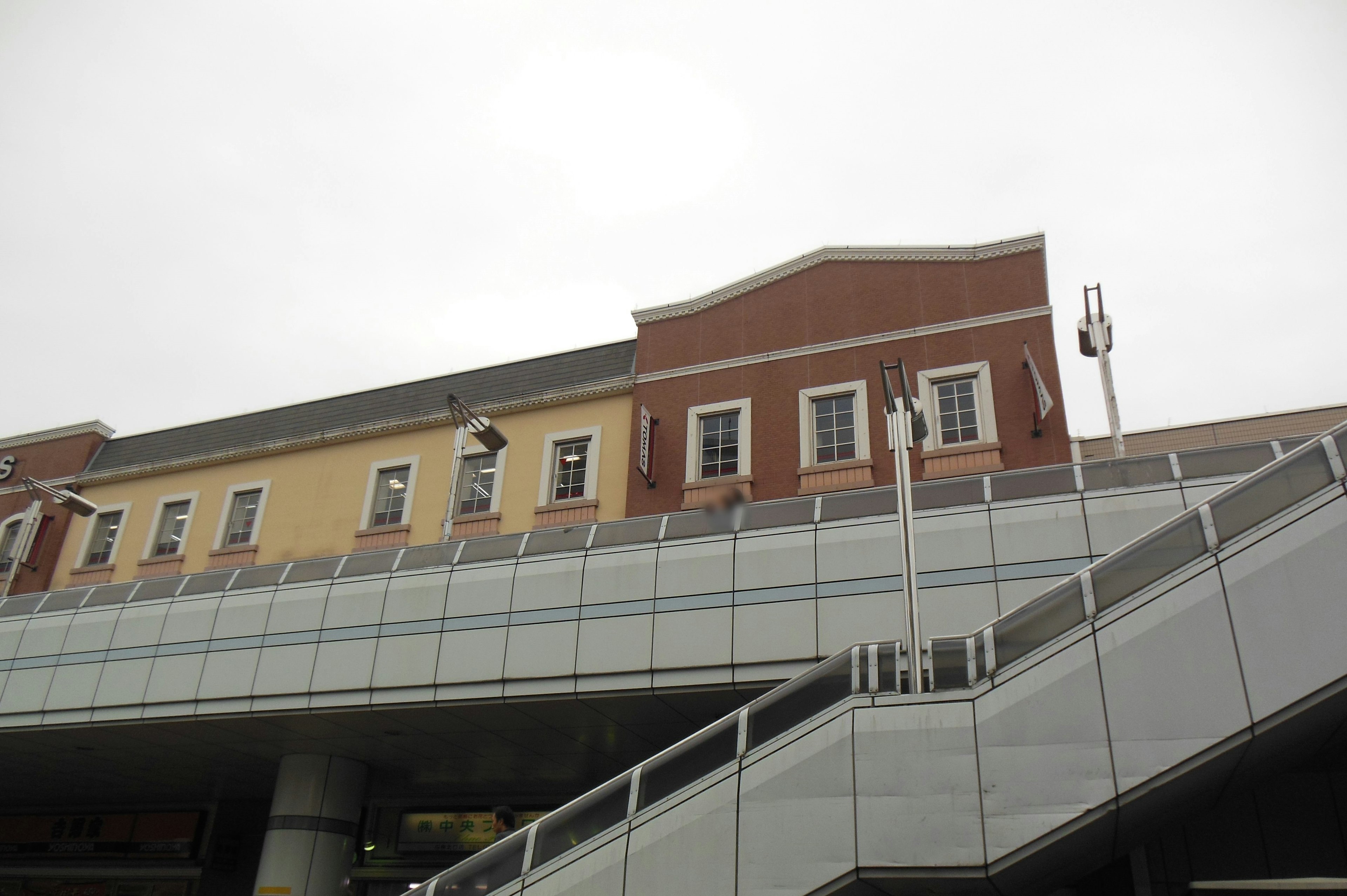 Parte superior de un edificio moderno con escaleras y ventanas