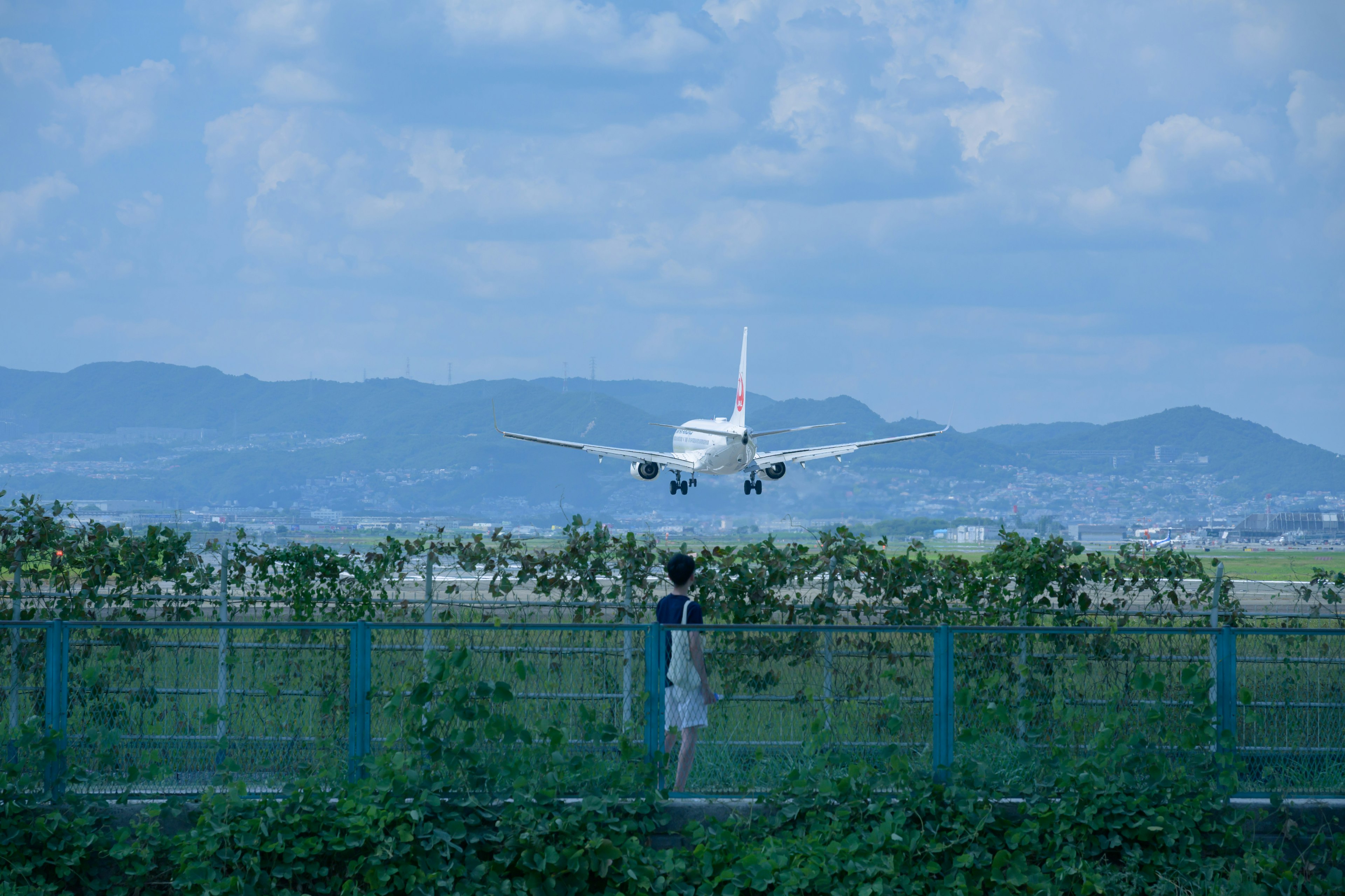 Escena de aterrizaje de un avión con observador