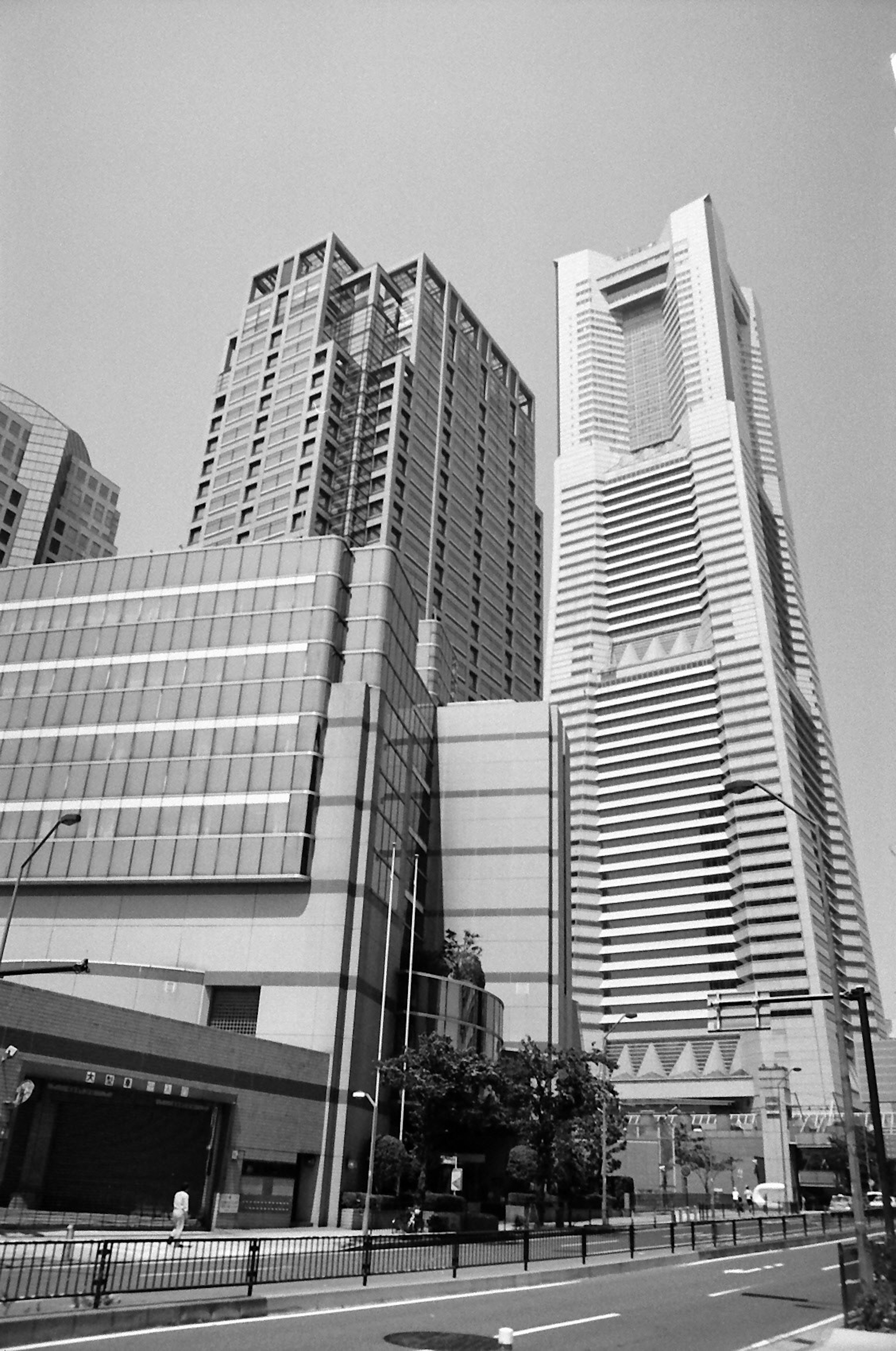 Foto en blanco y negro de rascacielos con estilos arquitectónicos modernos