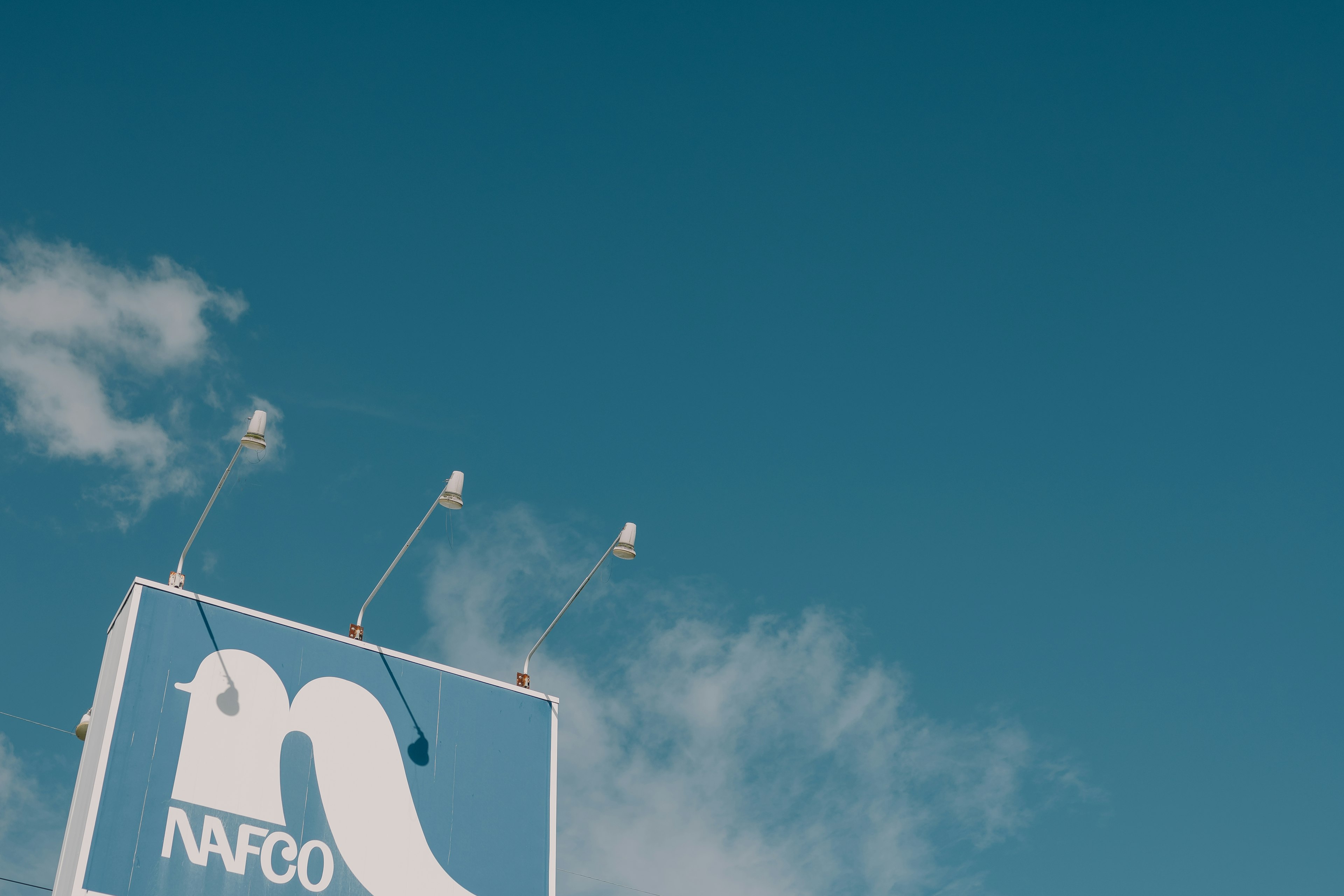 Panneau NAFGO contre un ciel bleu clair