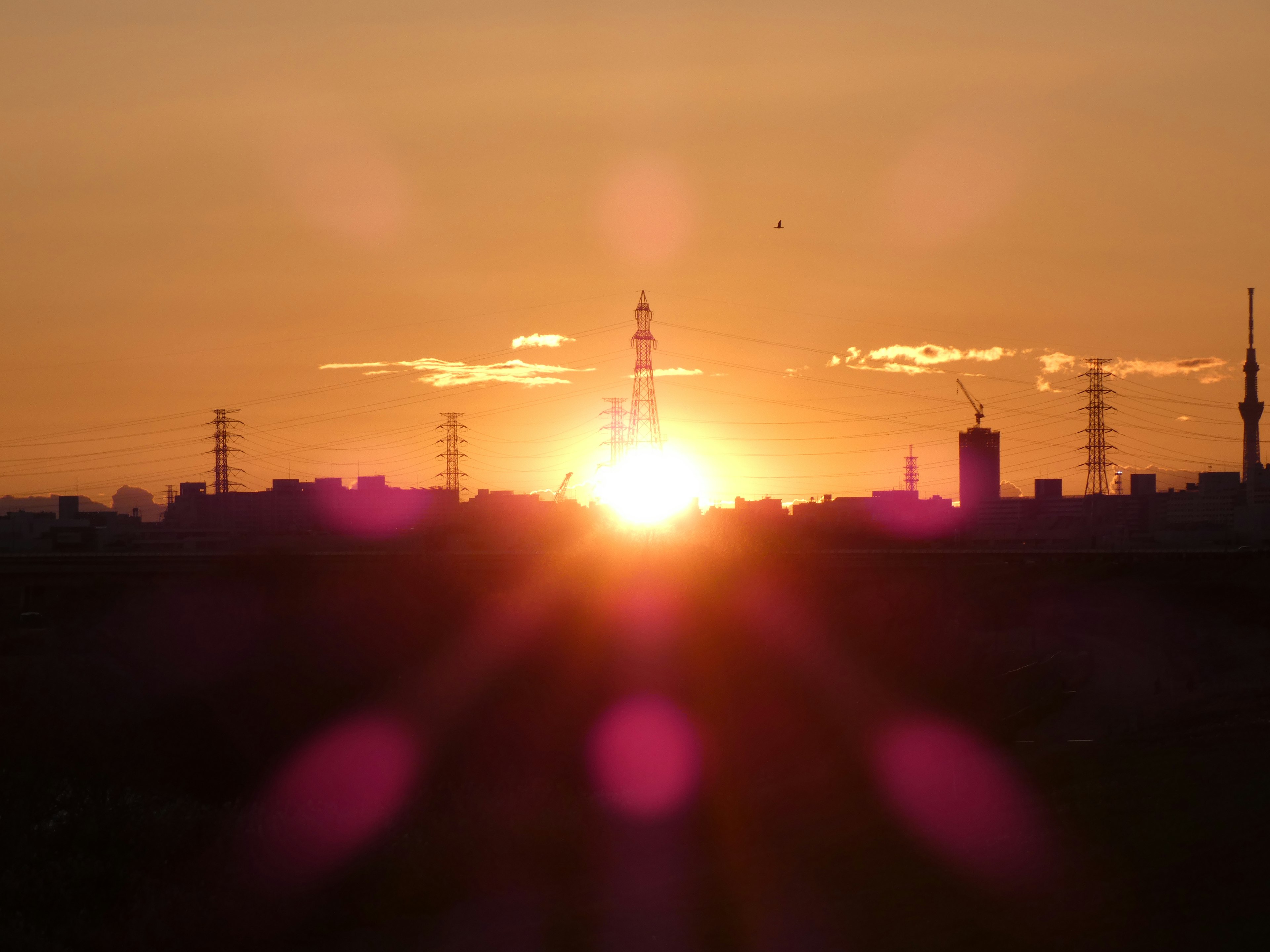 Bellissimo paesaggio con il tramonto che illumina lo skyline della città