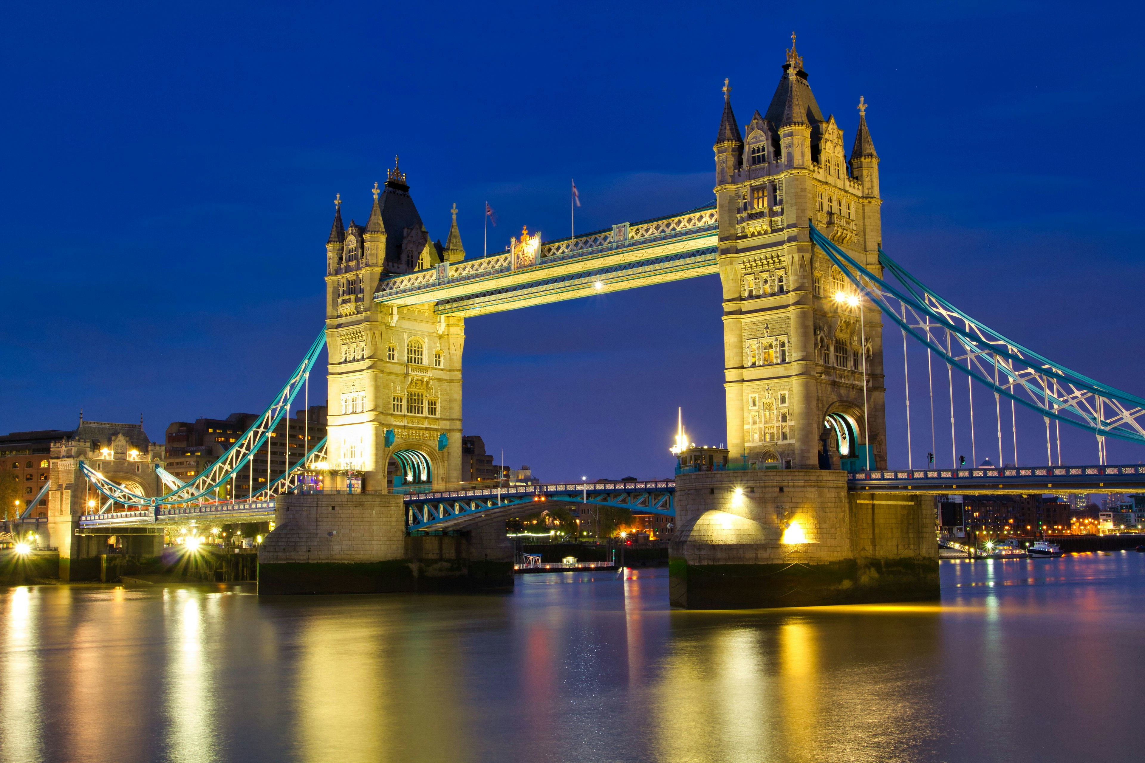 Tower Bridge bei Nacht mit Reflexionen im Wasser