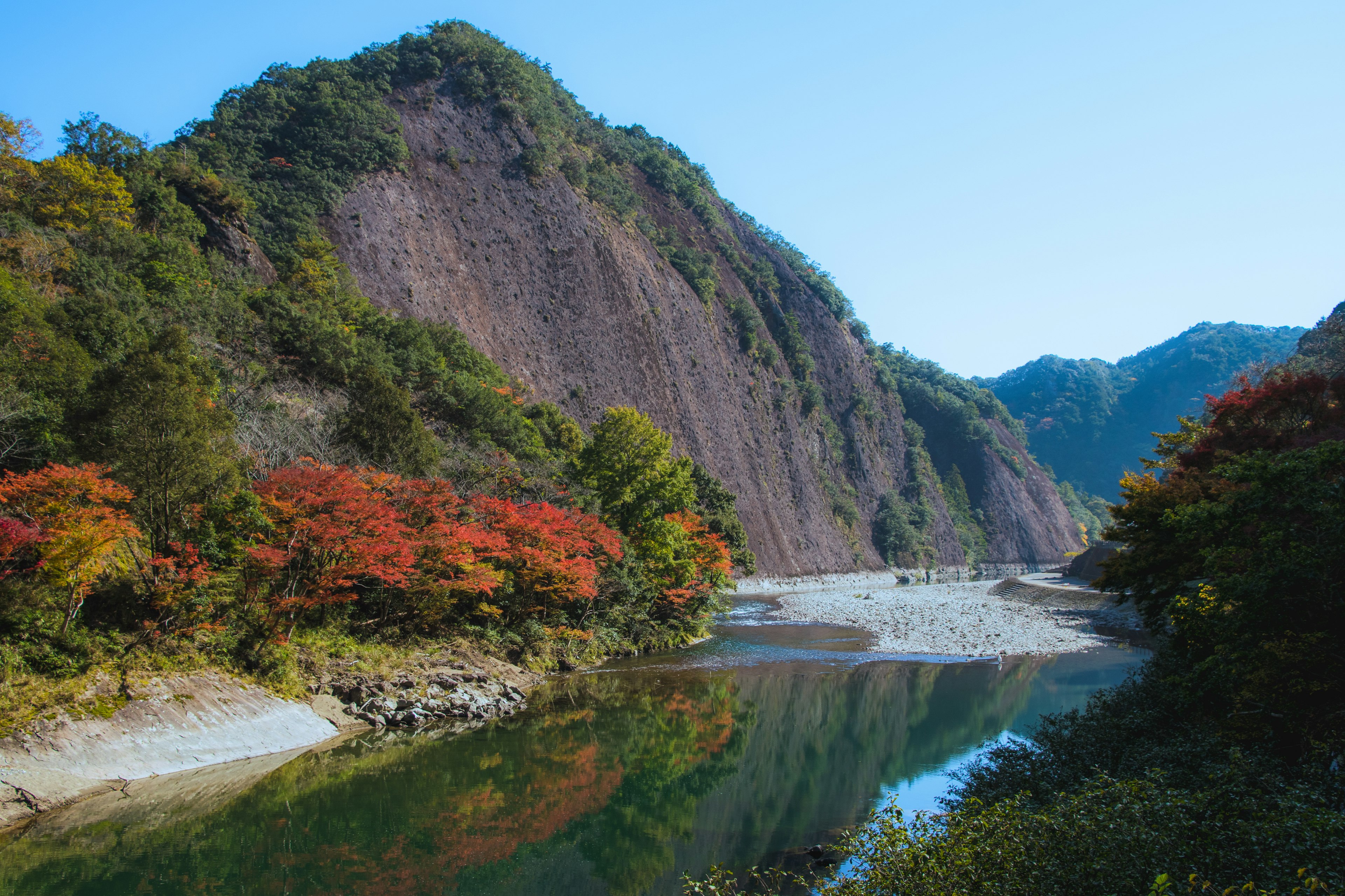 色とりどりの紅葉が映える川の風景