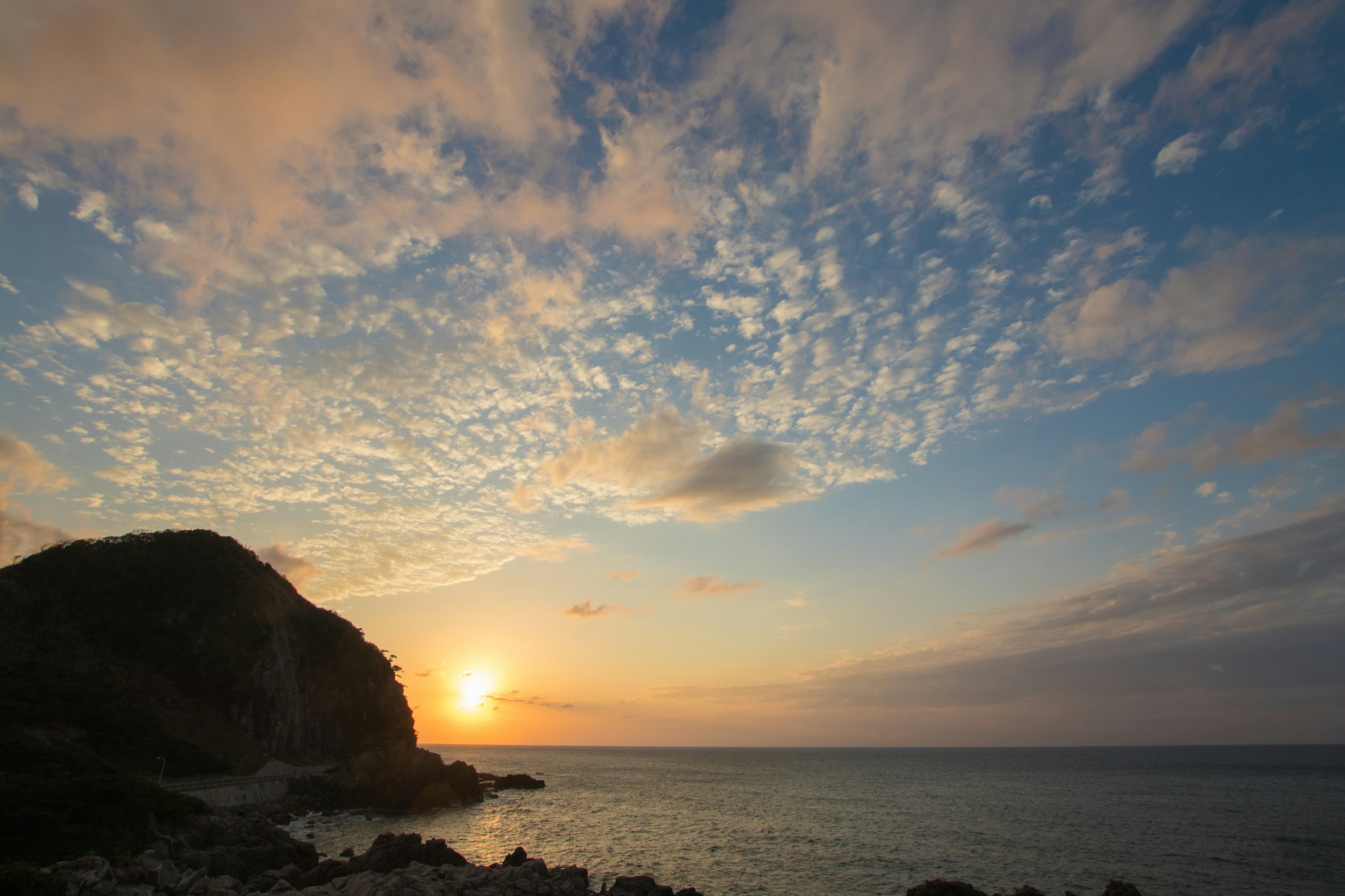 Hermoso paisaje del atardecer sobre el mar con patrones de nubes