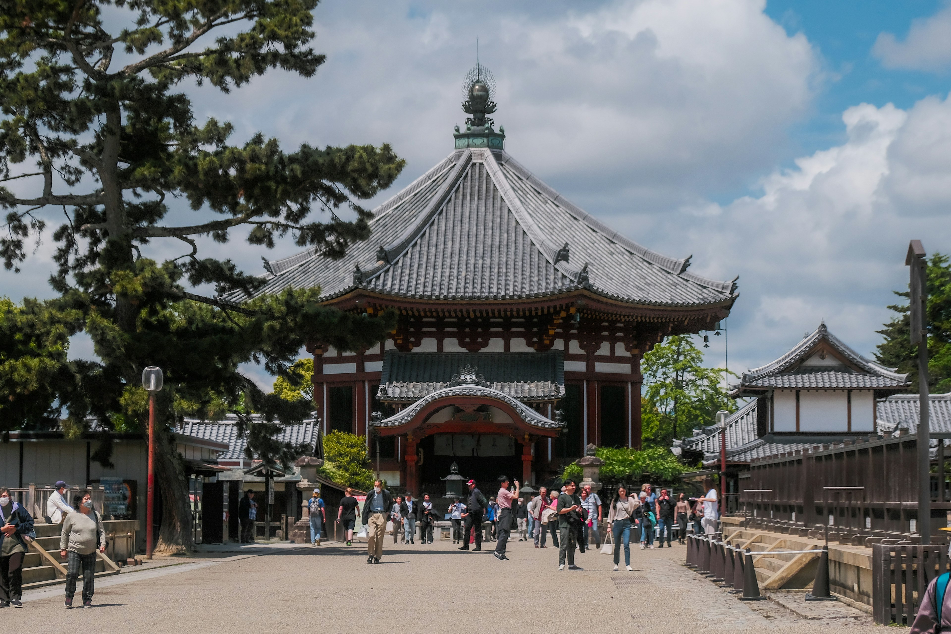 Beau temple japonais avec des touristes se rassemblant sous un ciel bleu