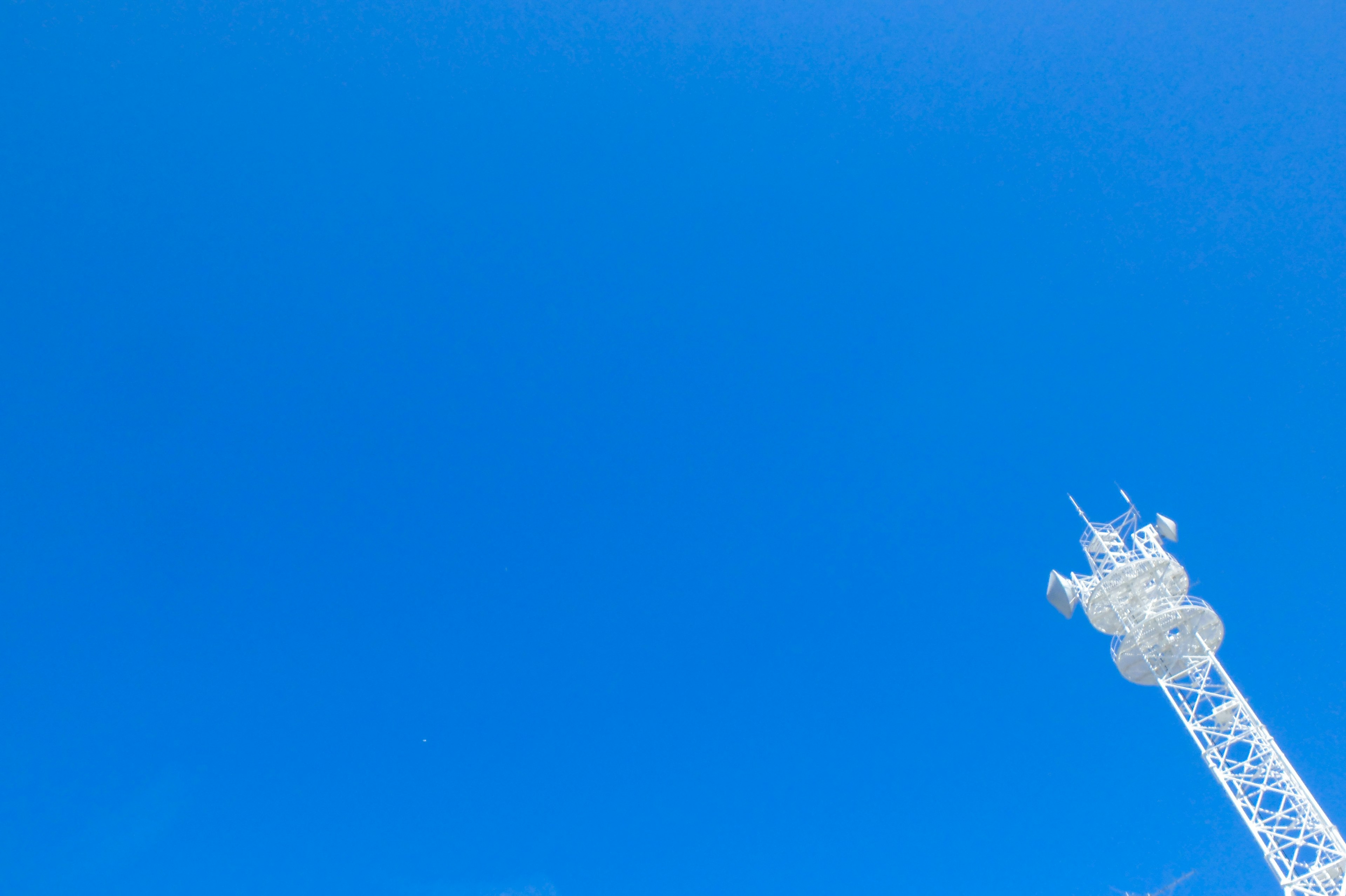 Torre di comunicazione su uno sfondo di cielo azzurro