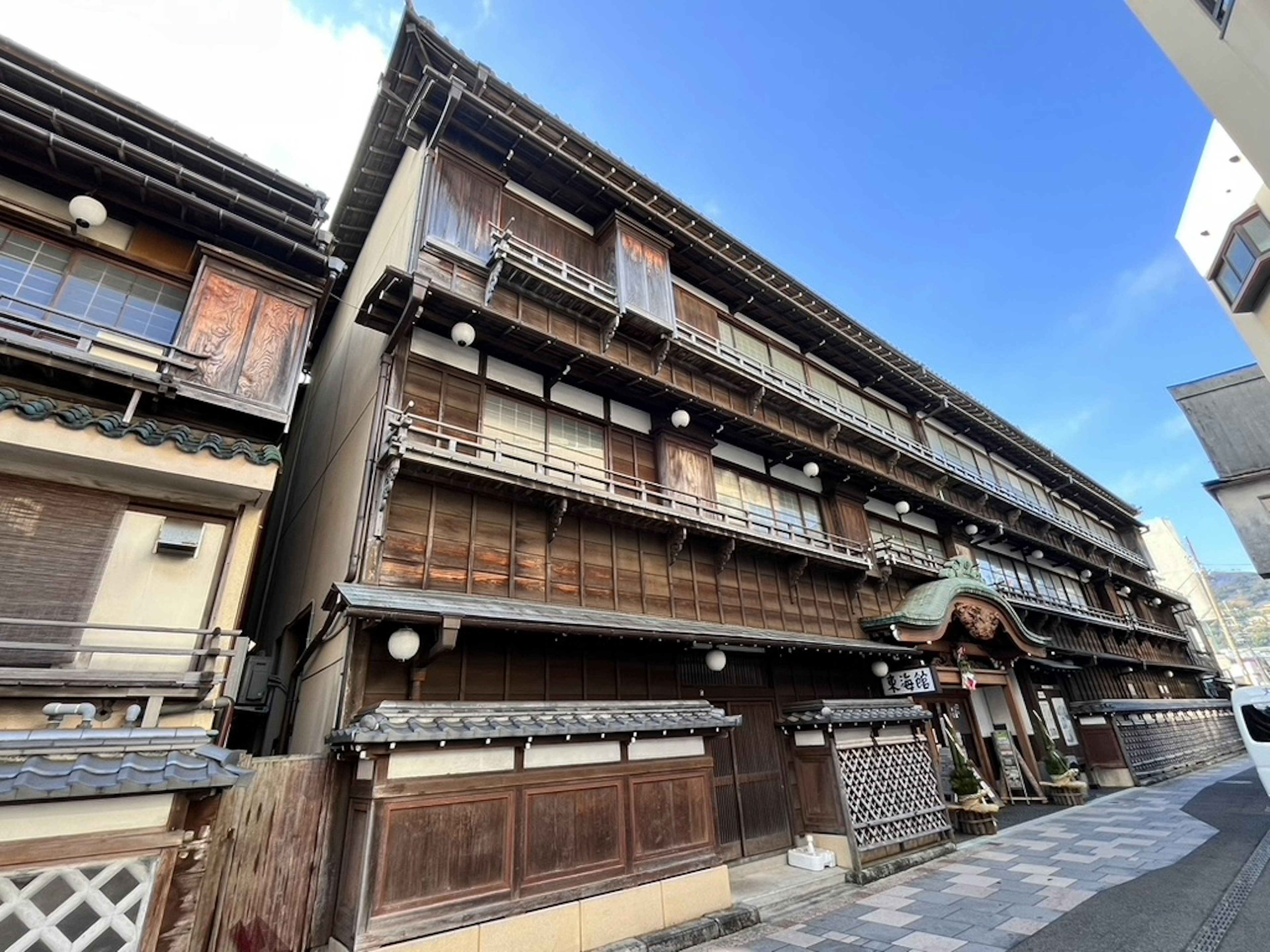 伝統的な日本の建物が並ぶ通りの風景