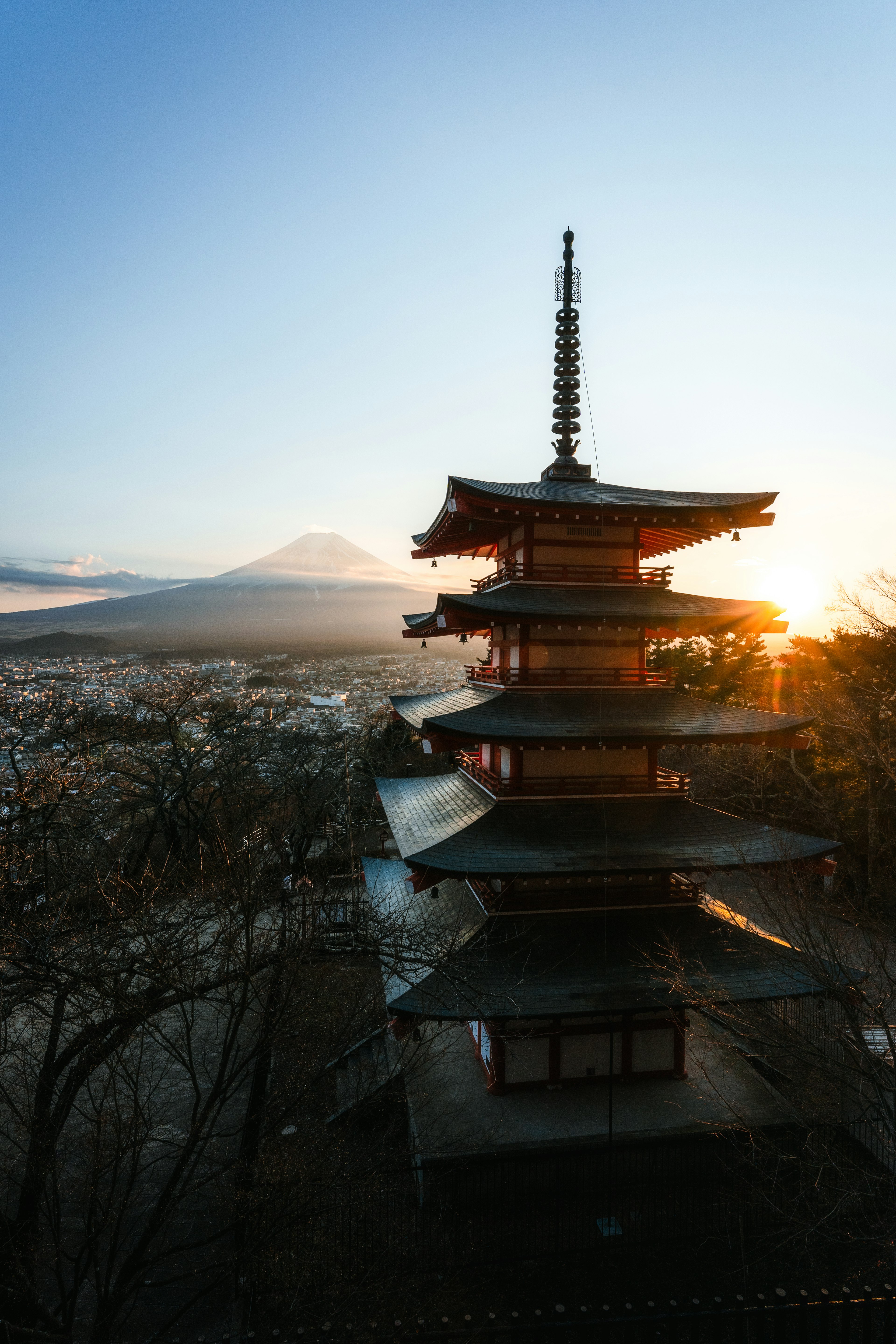 Pagoda dengan Gunung Fuji di latar belakang saat matahari terbenam