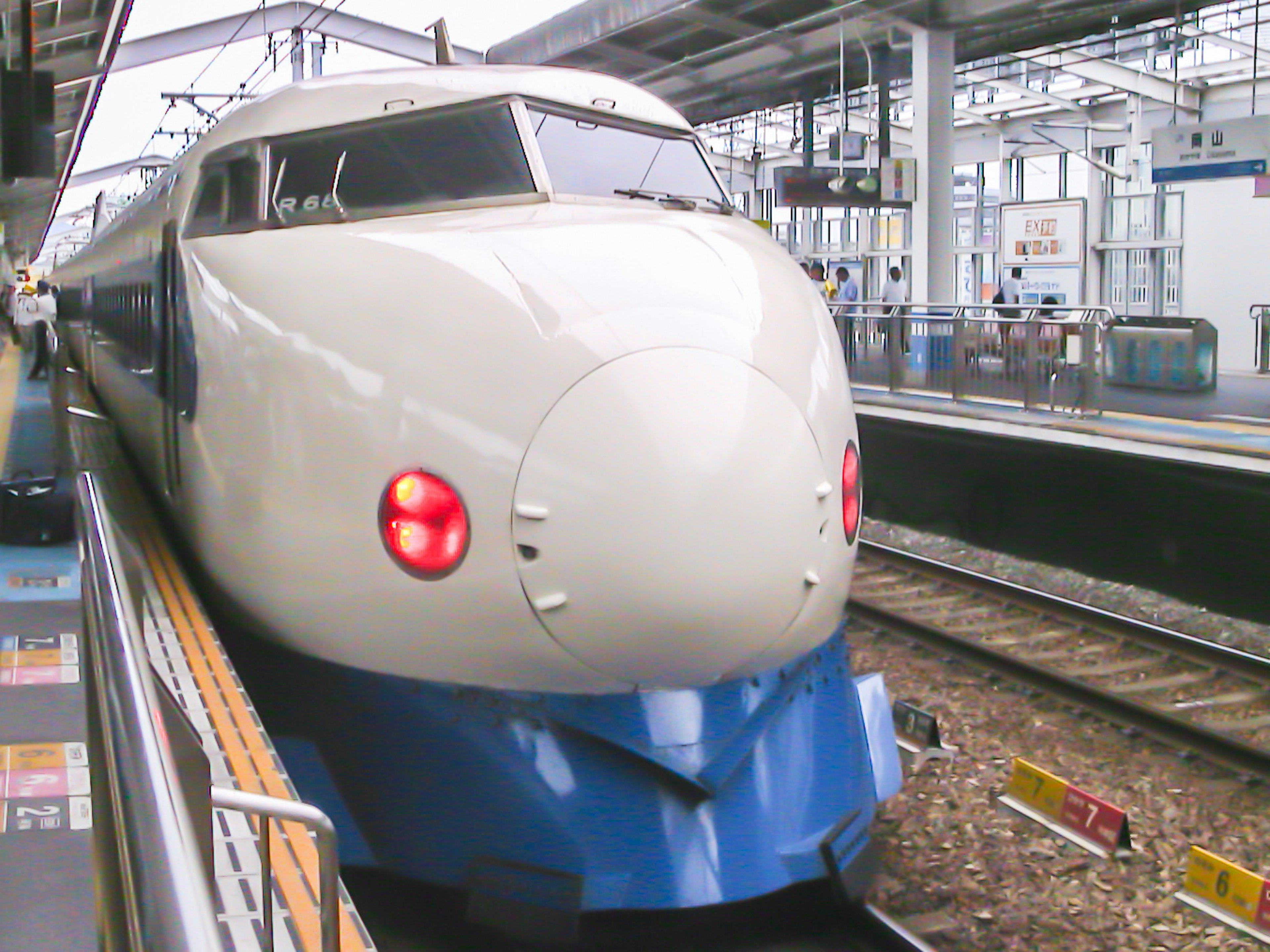 Kereta Shinkansen di stasiun dengan bagian depan ramping