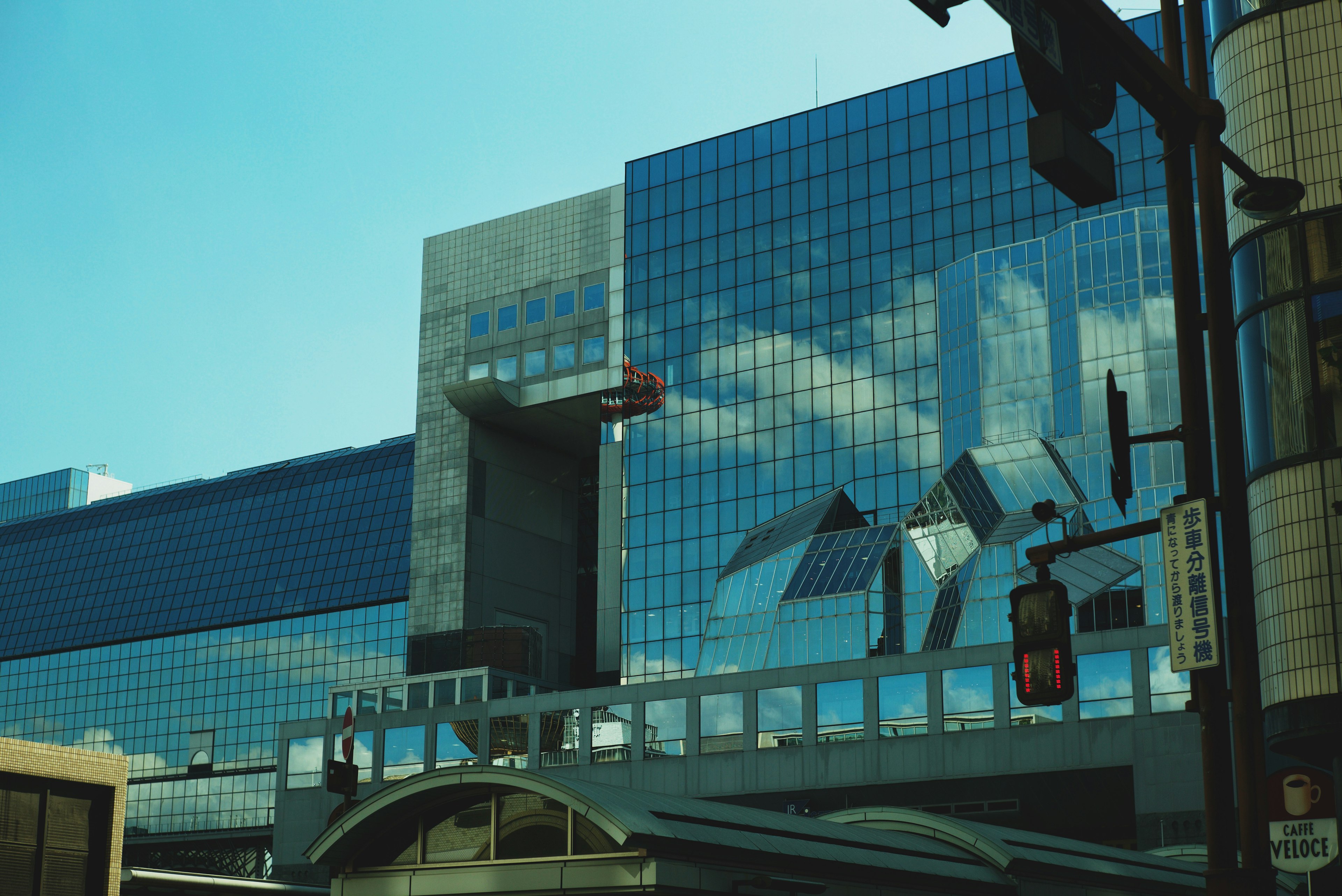 Extérieur d'un bâtiment moderne avec des reflets du ciel