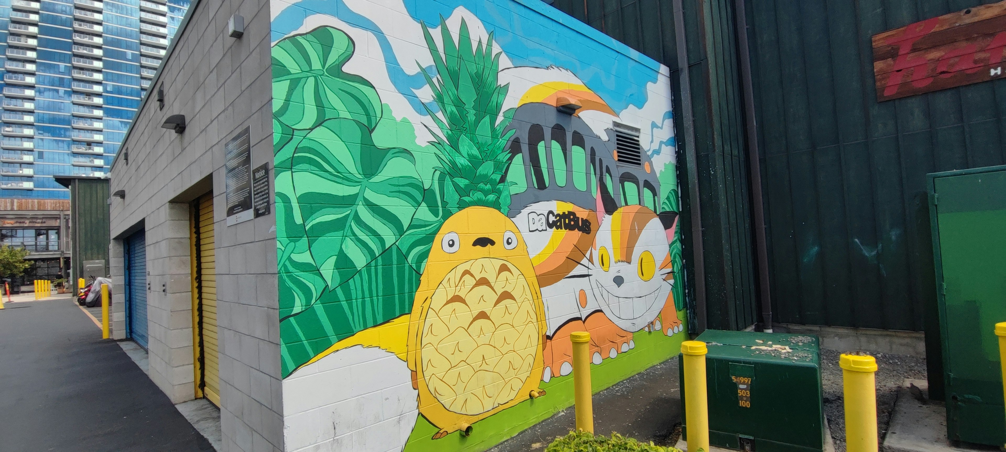 Mural berwarna-warni menampilkan karakter kuning dan tanaman hijau