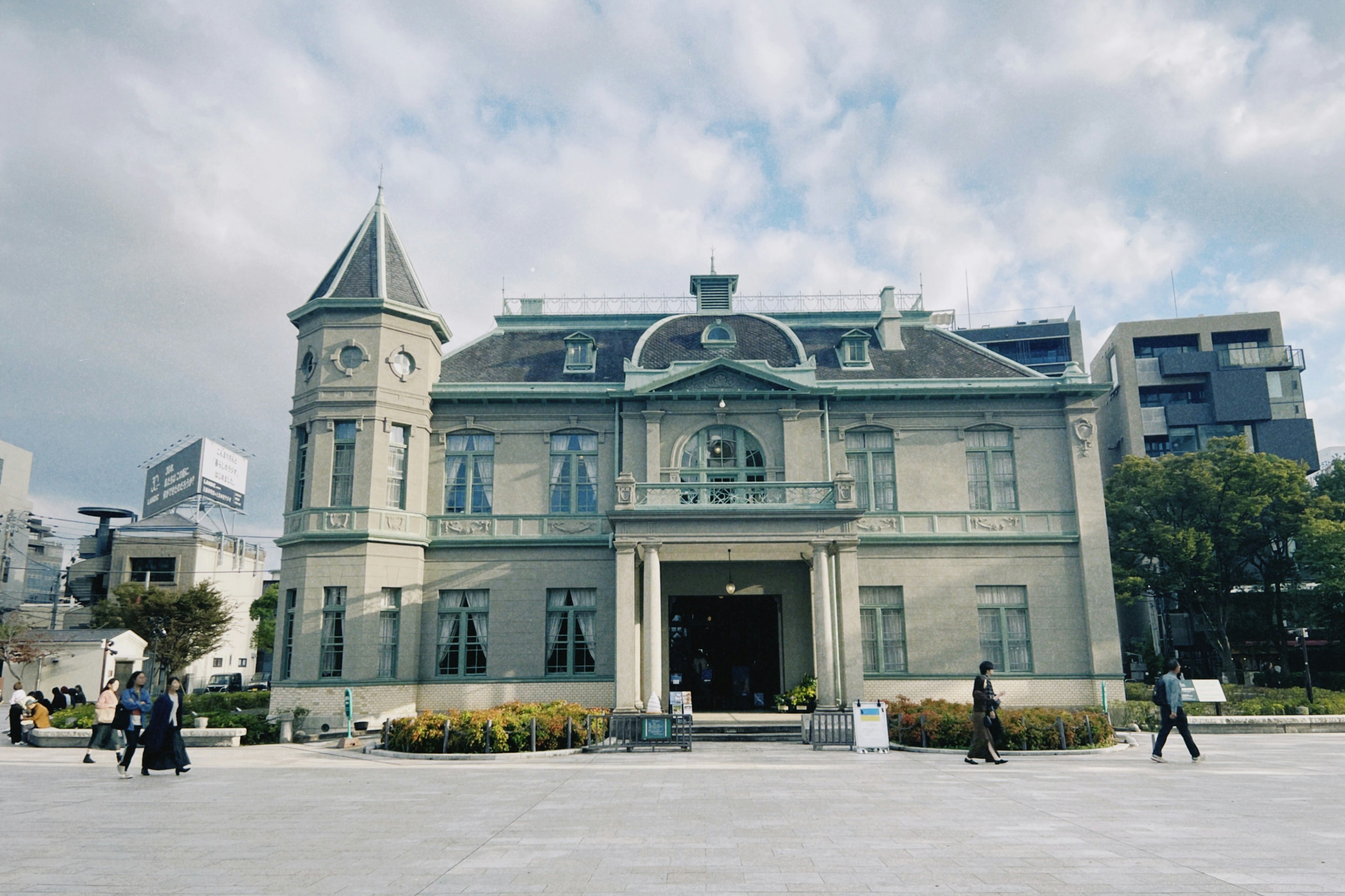 Edificio storico con architettura elegante e persone che camminano nei dintorni