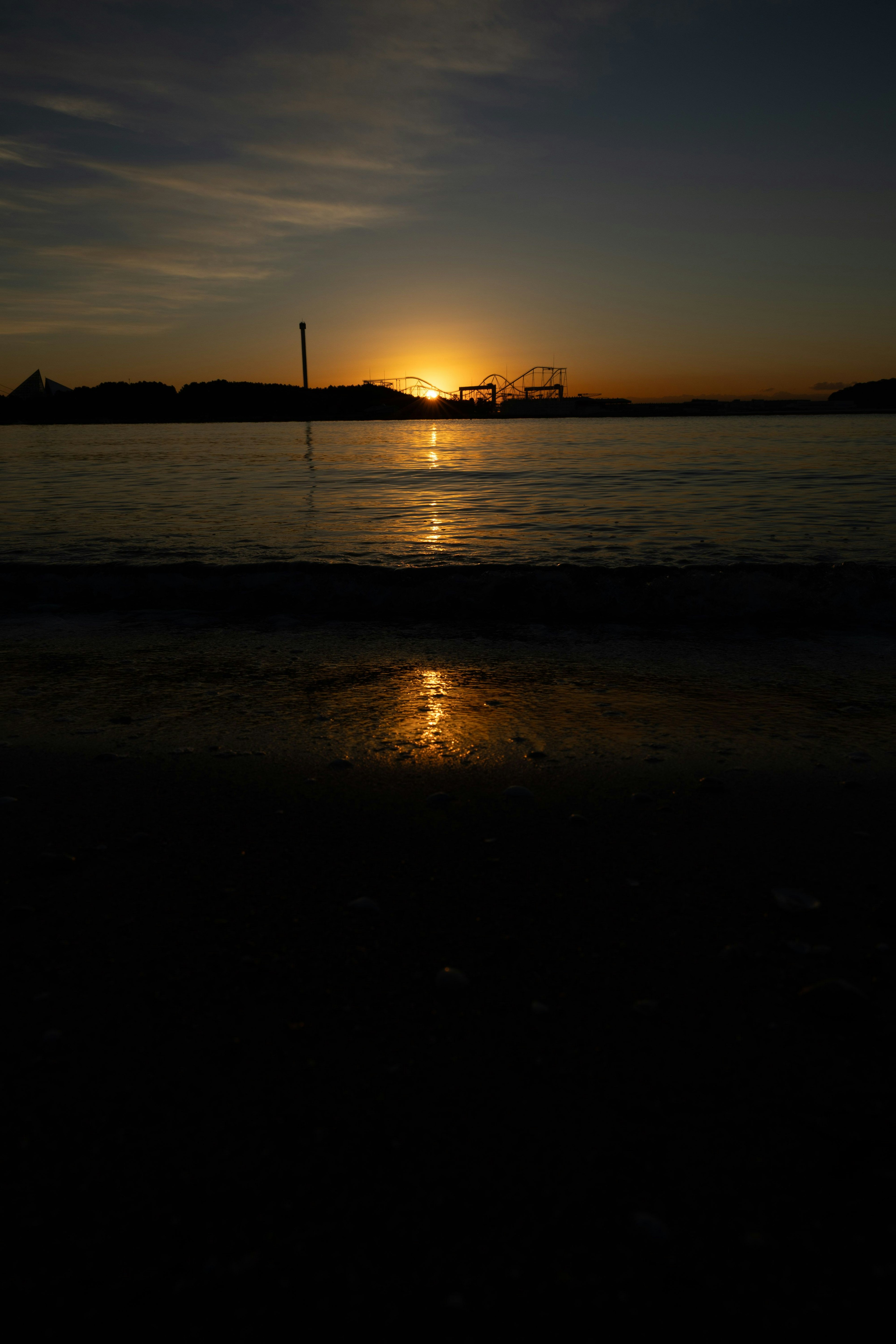 夕日が水面に反射する海の風景
