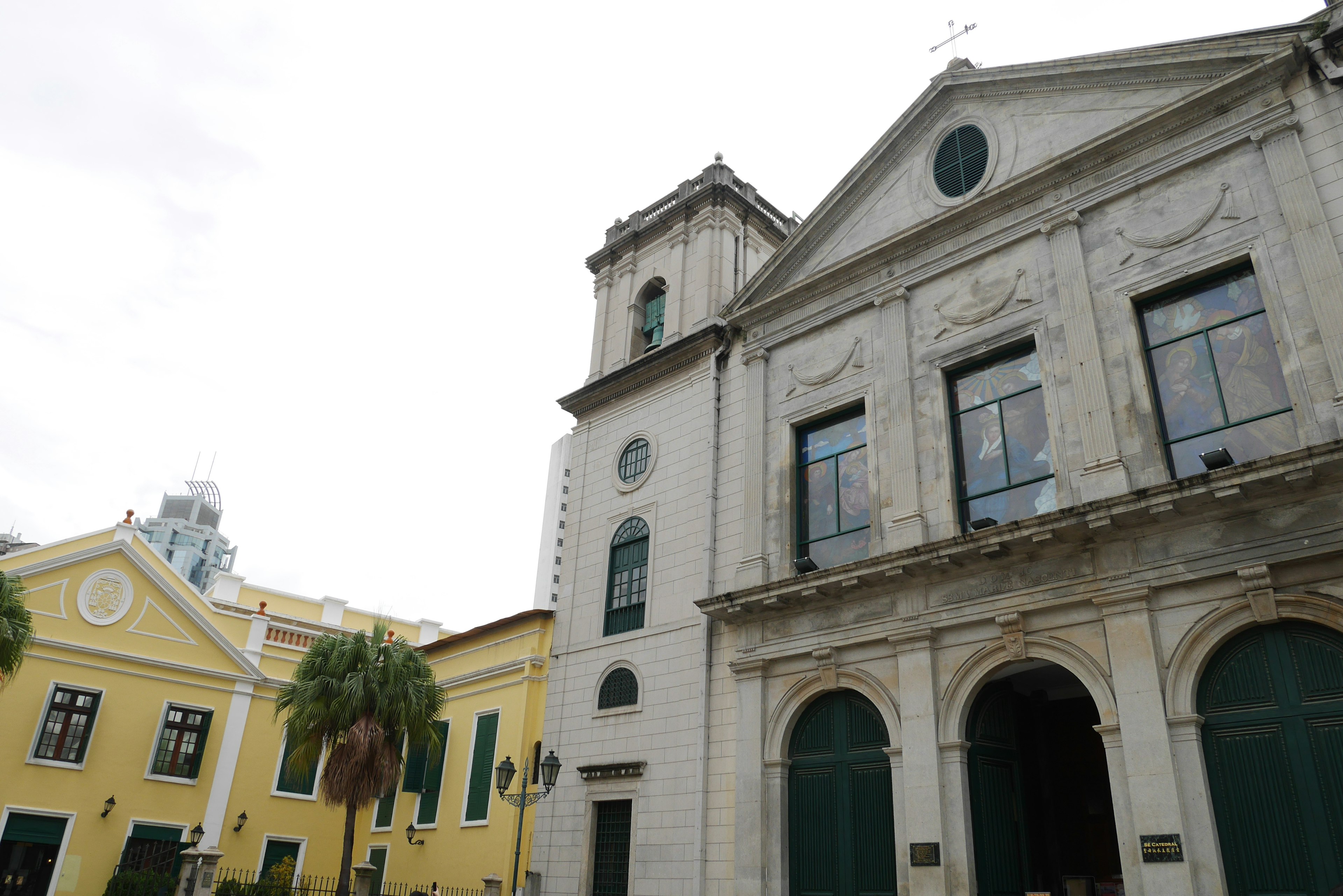 Historisches Gebäude in Macau mit bunten Fassaden im Hintergrund