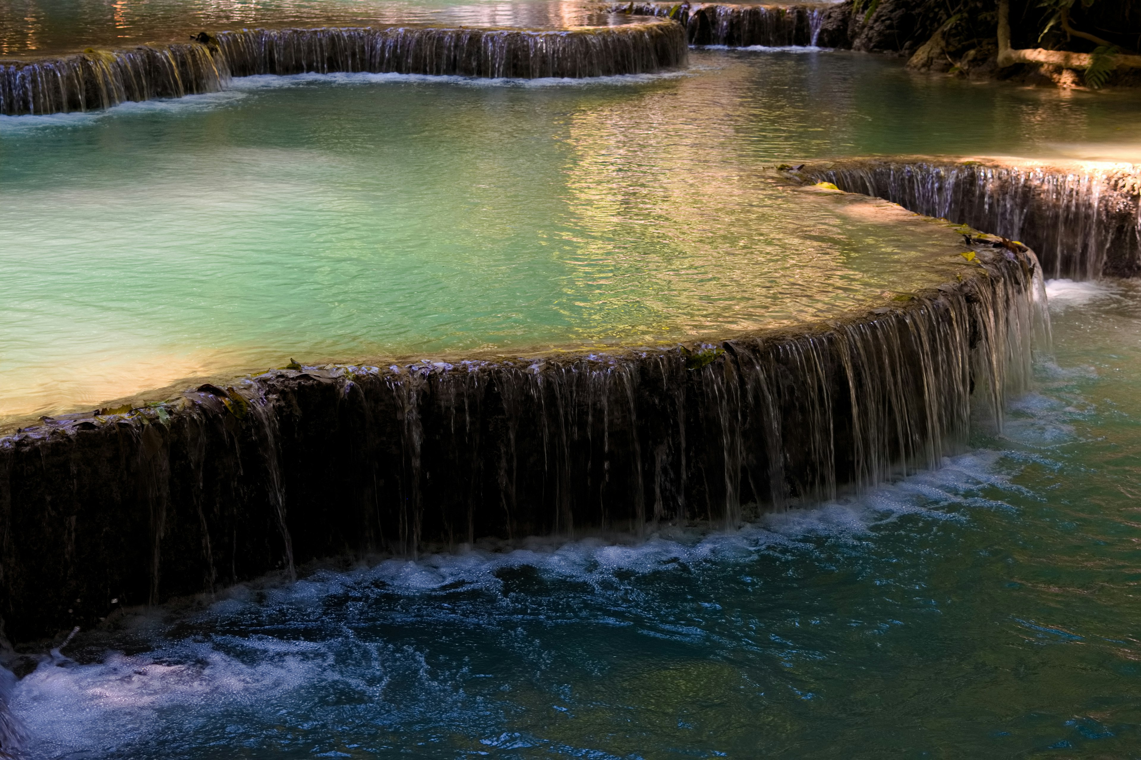 Pemandangan indah dengan air biru dan air terjun