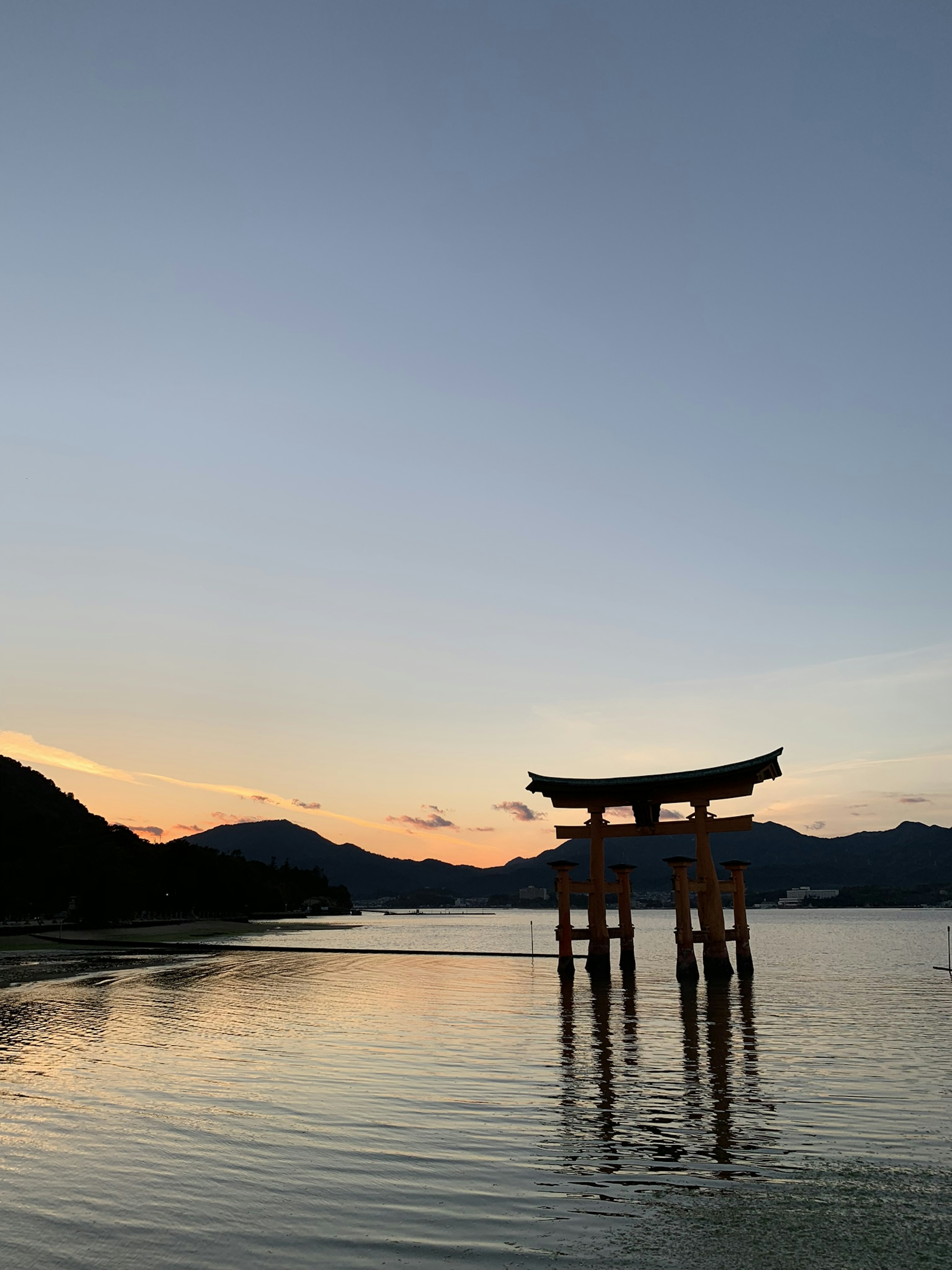 海に浮かぶ鳥居と夕焼けの風景