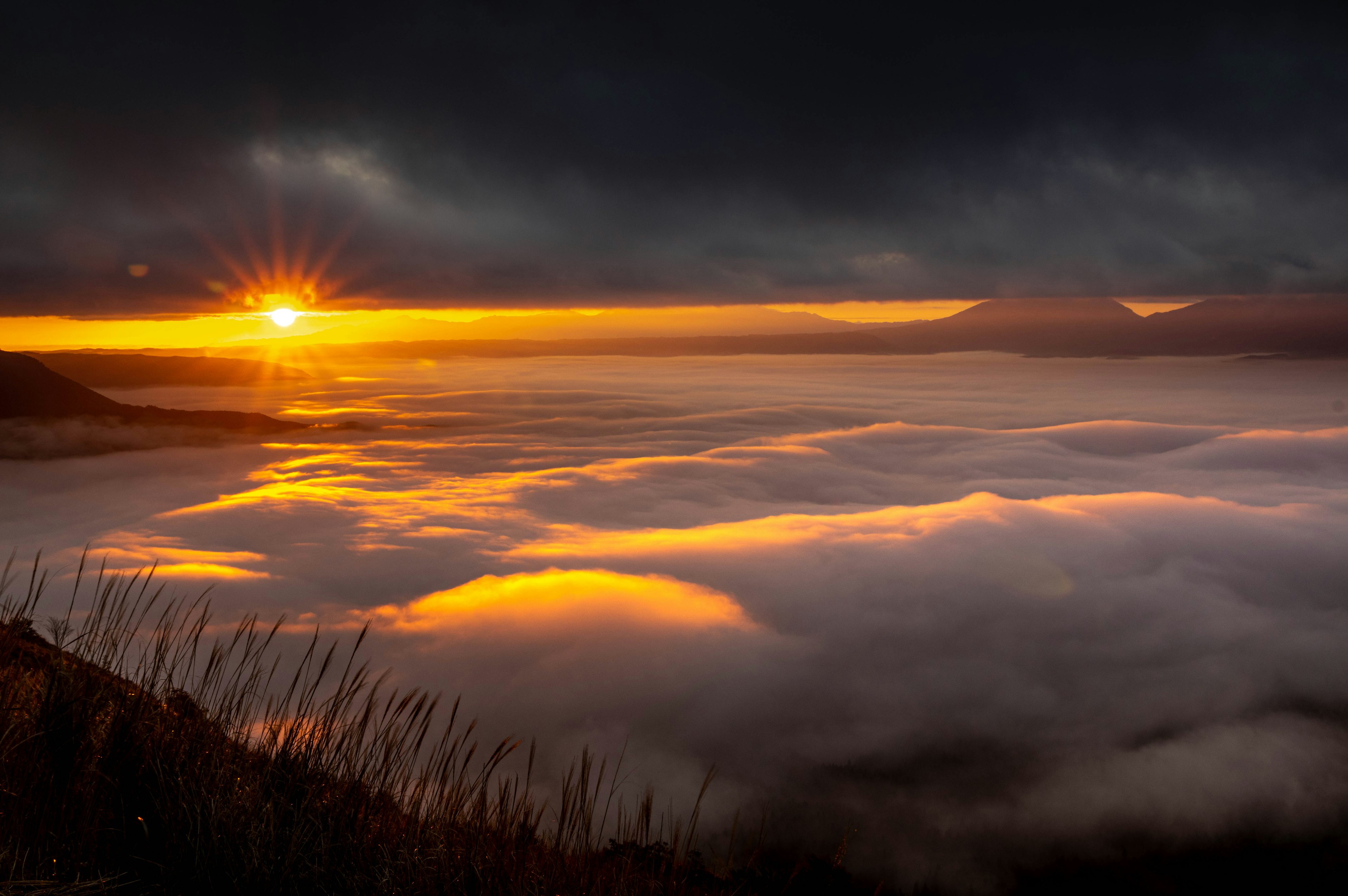 Impresionante paisaje con el atardecer reflejándose en un mar de nubes