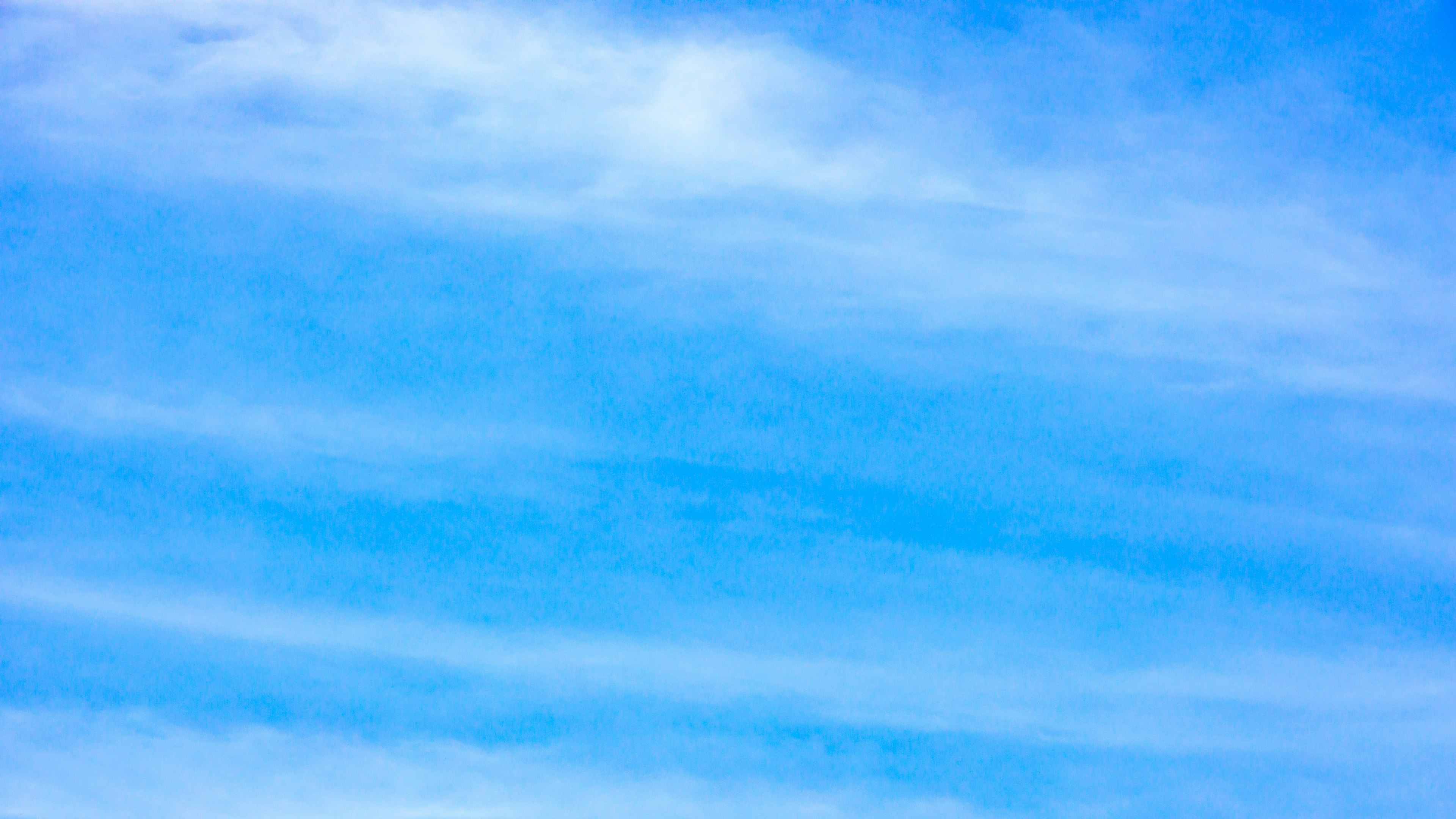 Ciel bleu avec des nuages blancs épars